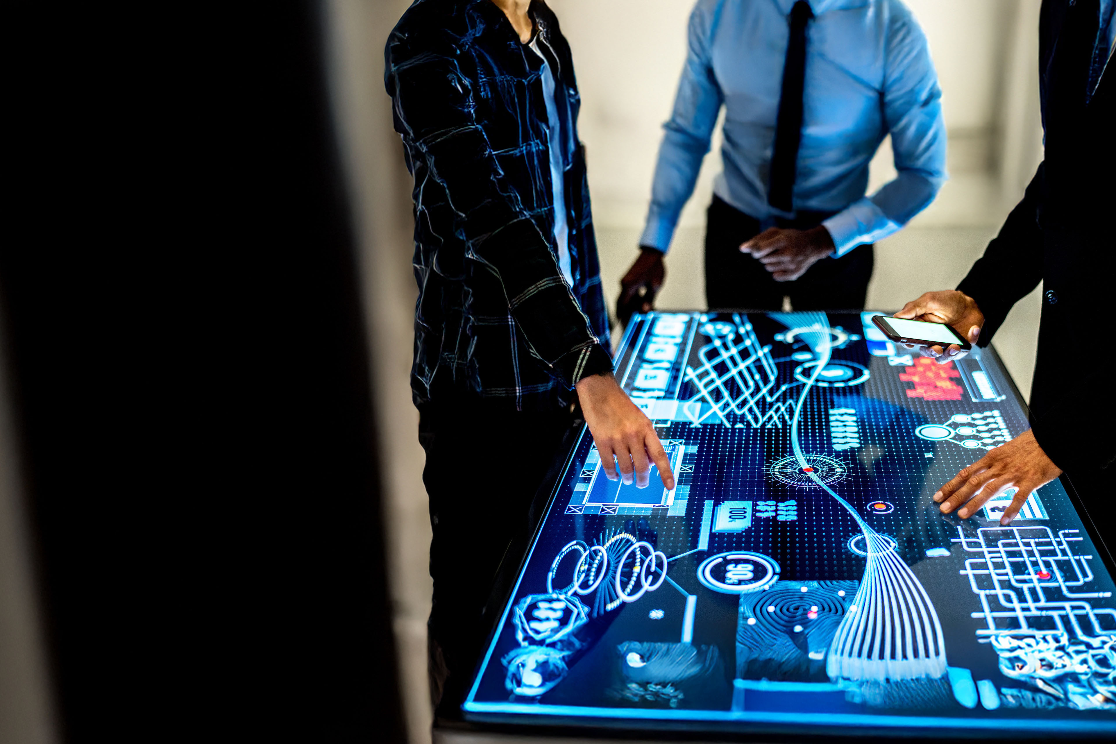 Mann tanzt in einem abstrakten Raum, umgeben von vielen Farben