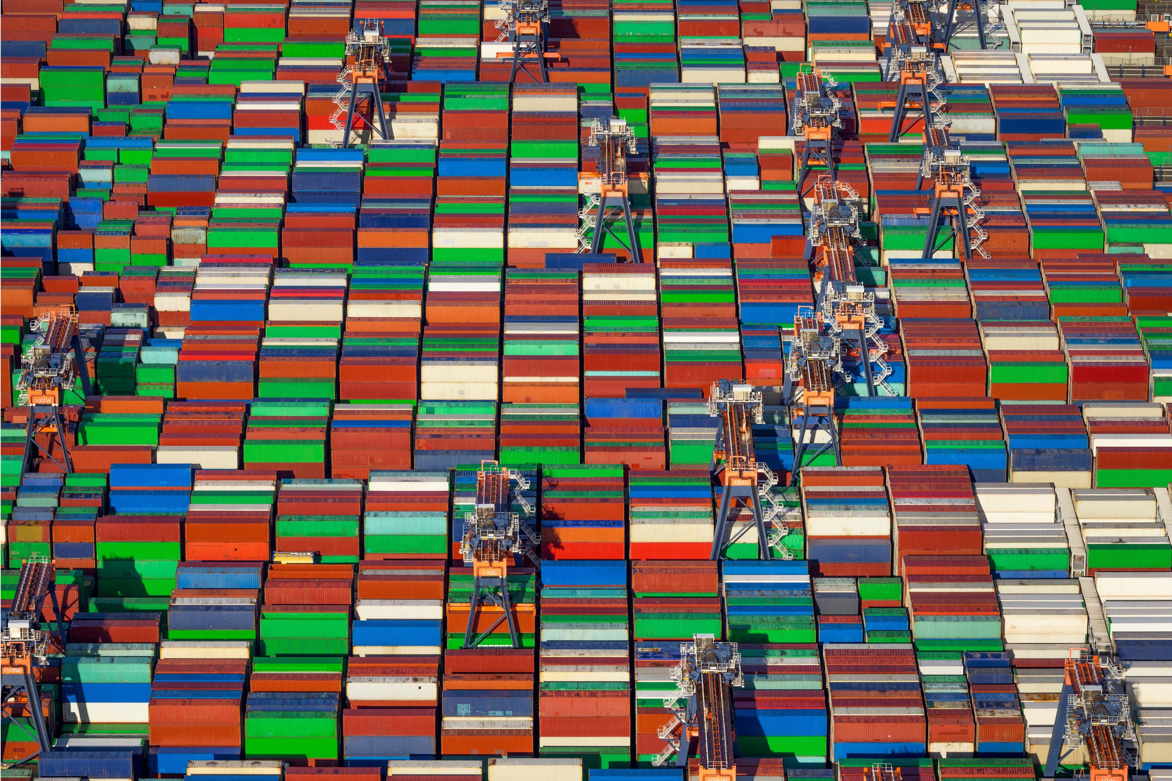 Bunte Container im Hafen