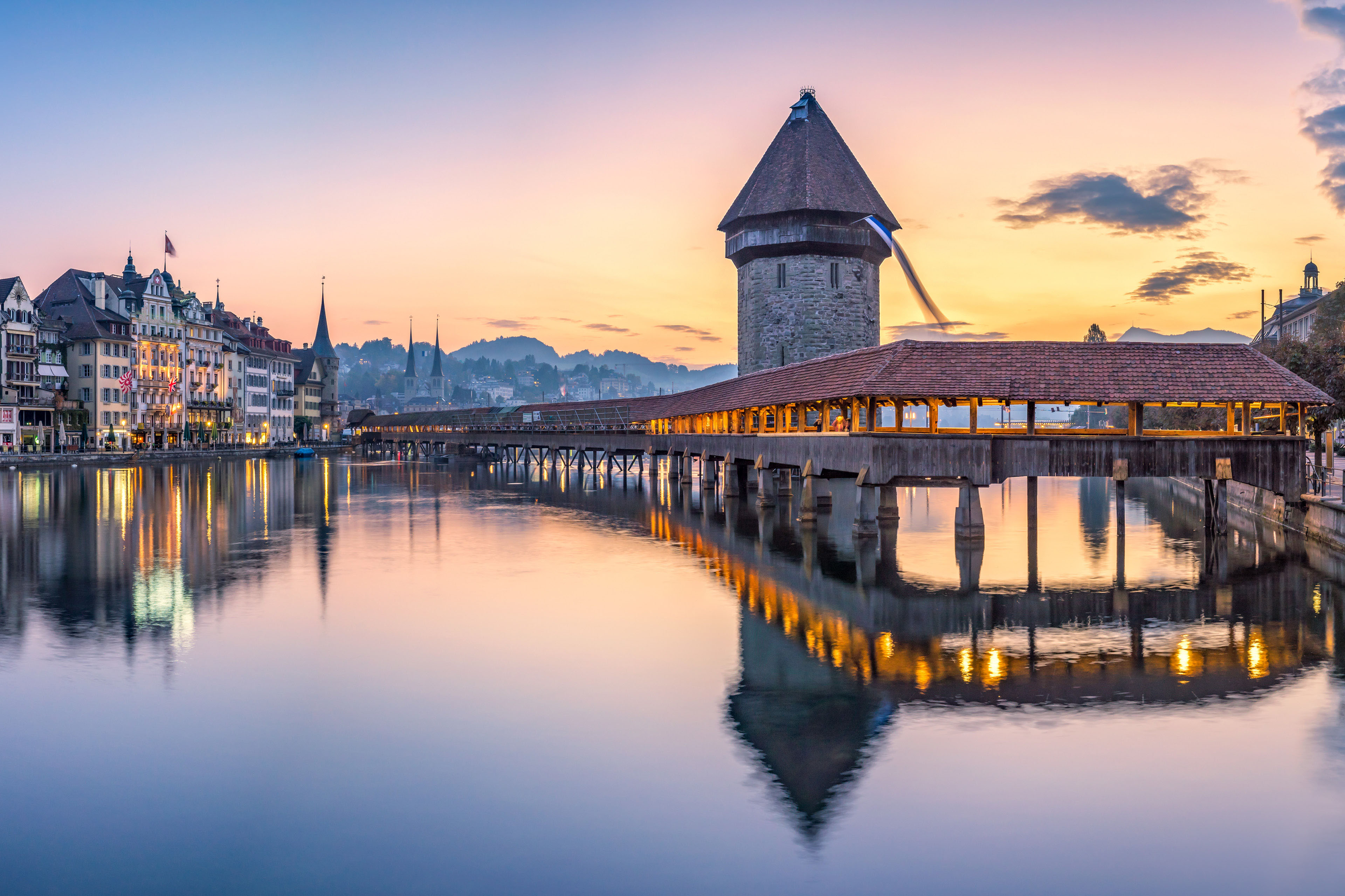 Die Kapellbrücke ist eine mittelalterliche gedeckte Holzbrücke über die Reuss in Luzern