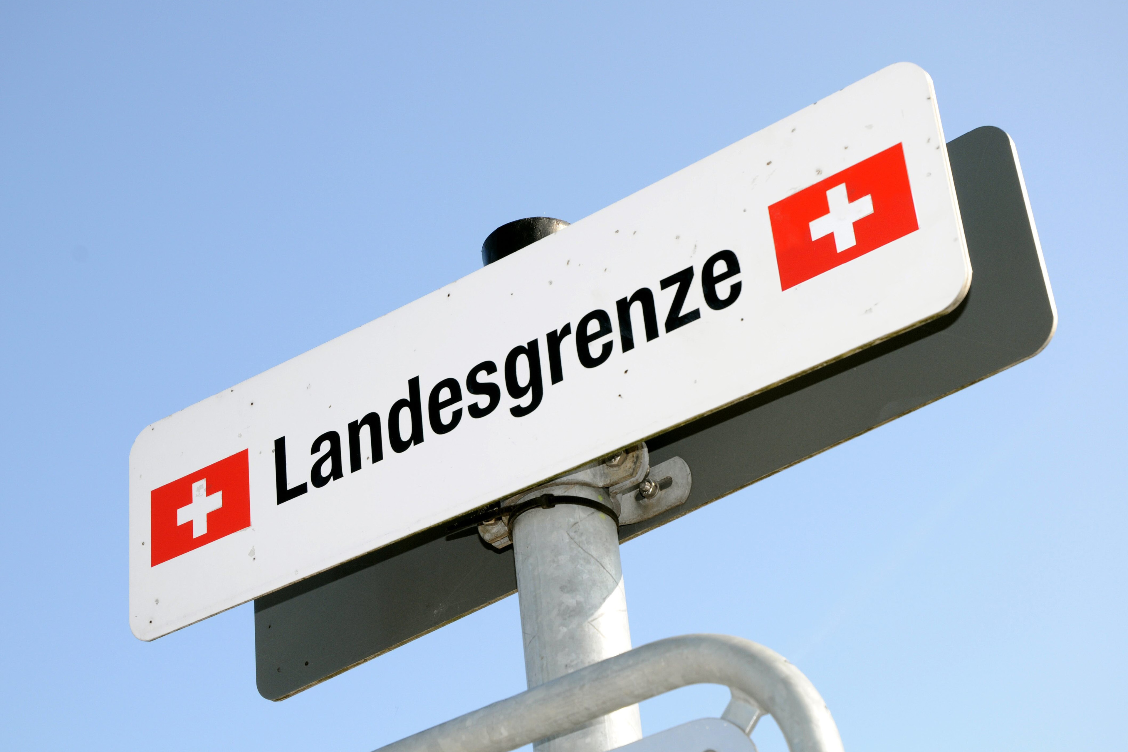 Das Schild markiert die Landesgrenze zwischen der Schweiz und der Bundesrepublik Deutschland