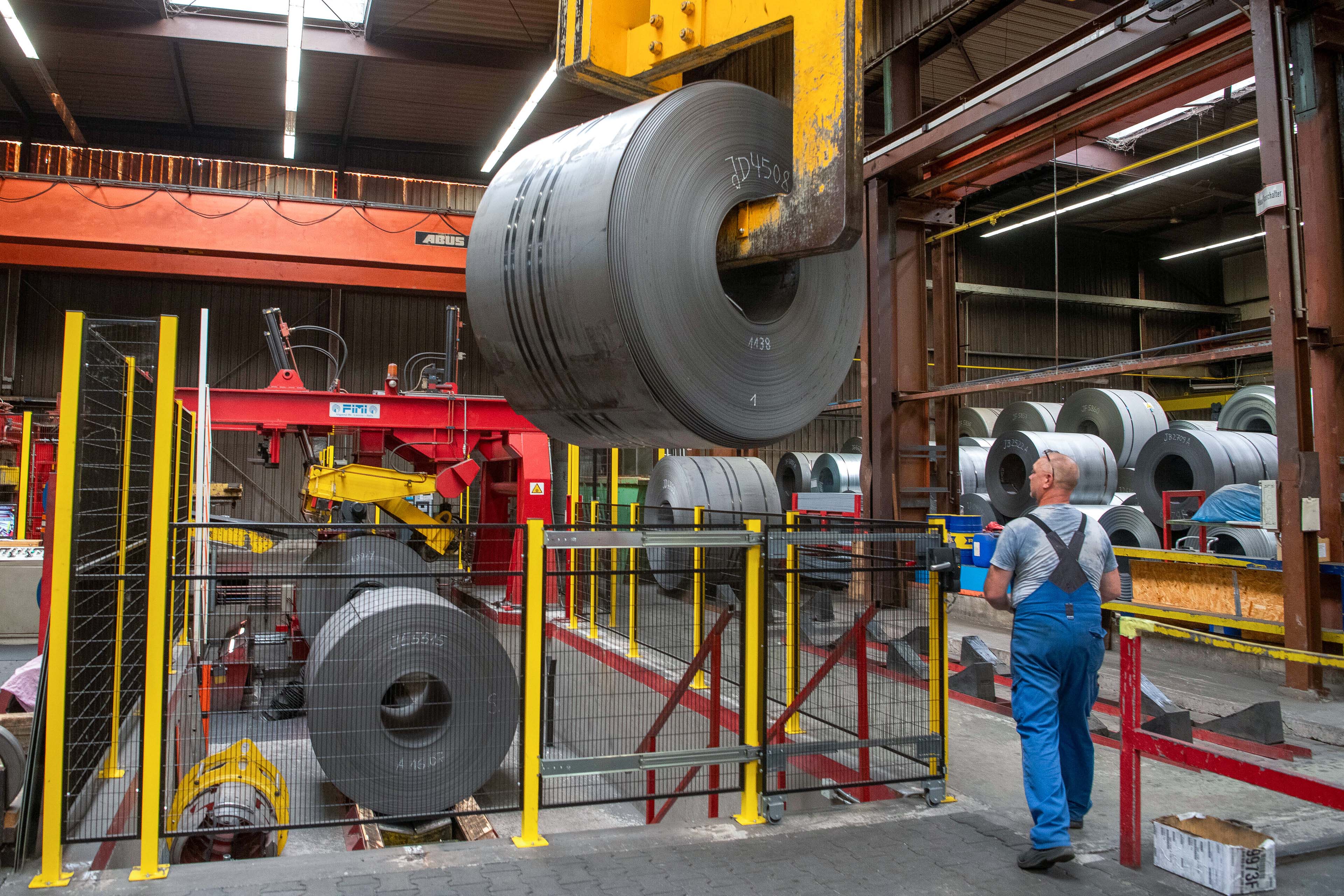 Einblick in Stahlfabrik. Das Vormaterial wird in die Anlage mit Kran eingefahren. 