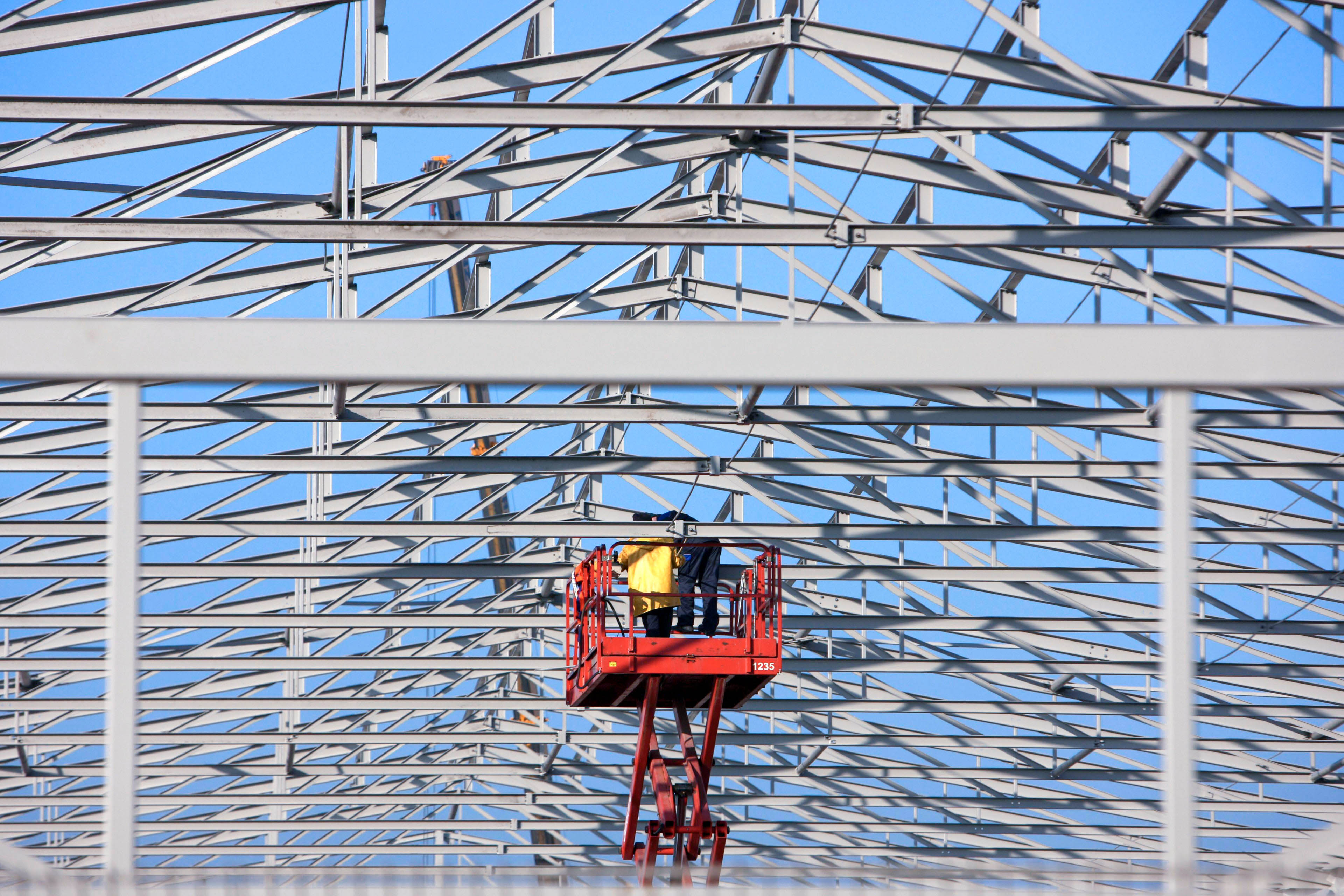 Bau einer Lagerhalle mit einem Gerüst und kran