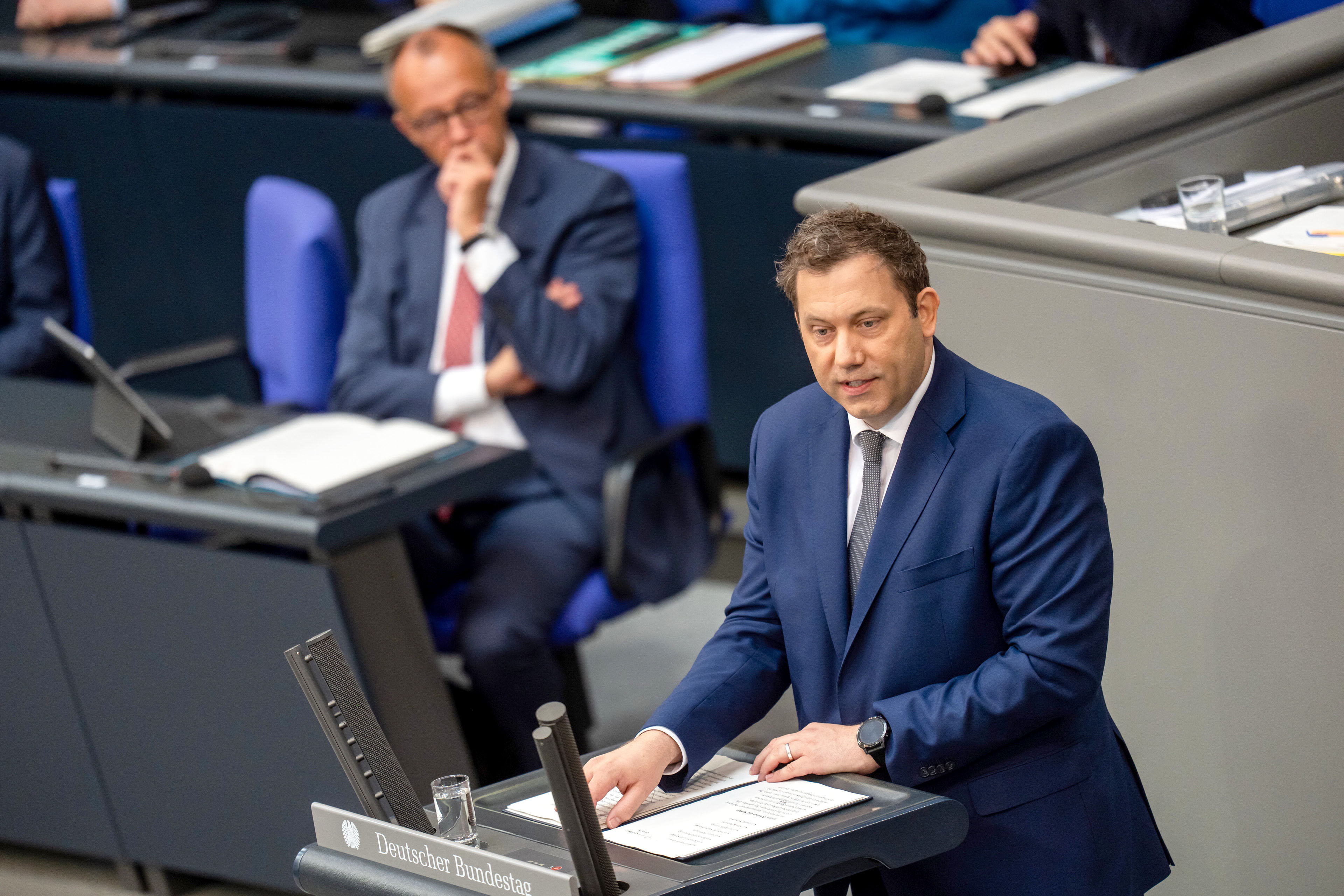 Lars Klingbeil (SPD), Bundesminister der Finanzen, spricht vor Bundeskanzler Friedrich  Merz im Bundetag