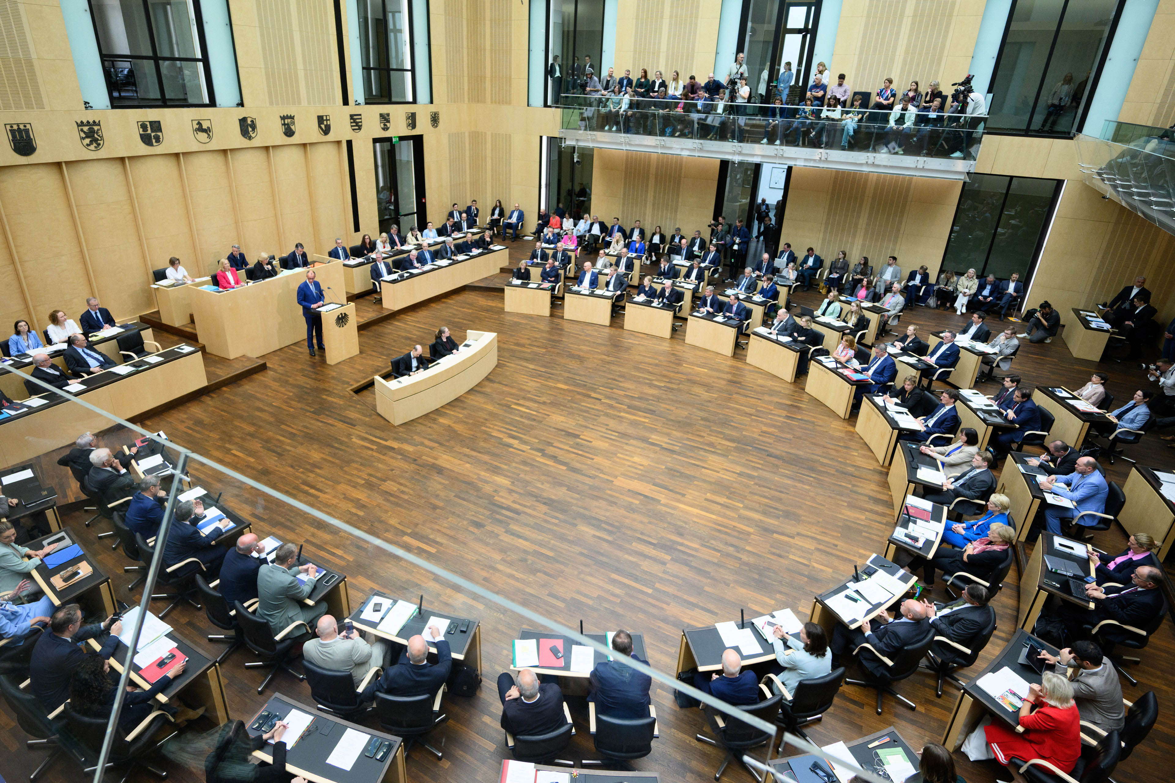 Bundeskanzler Friedrich Merz (CDU) haelt bei der Plenarsitzung im Deutschen Bundesrat seine Antrittsrede.