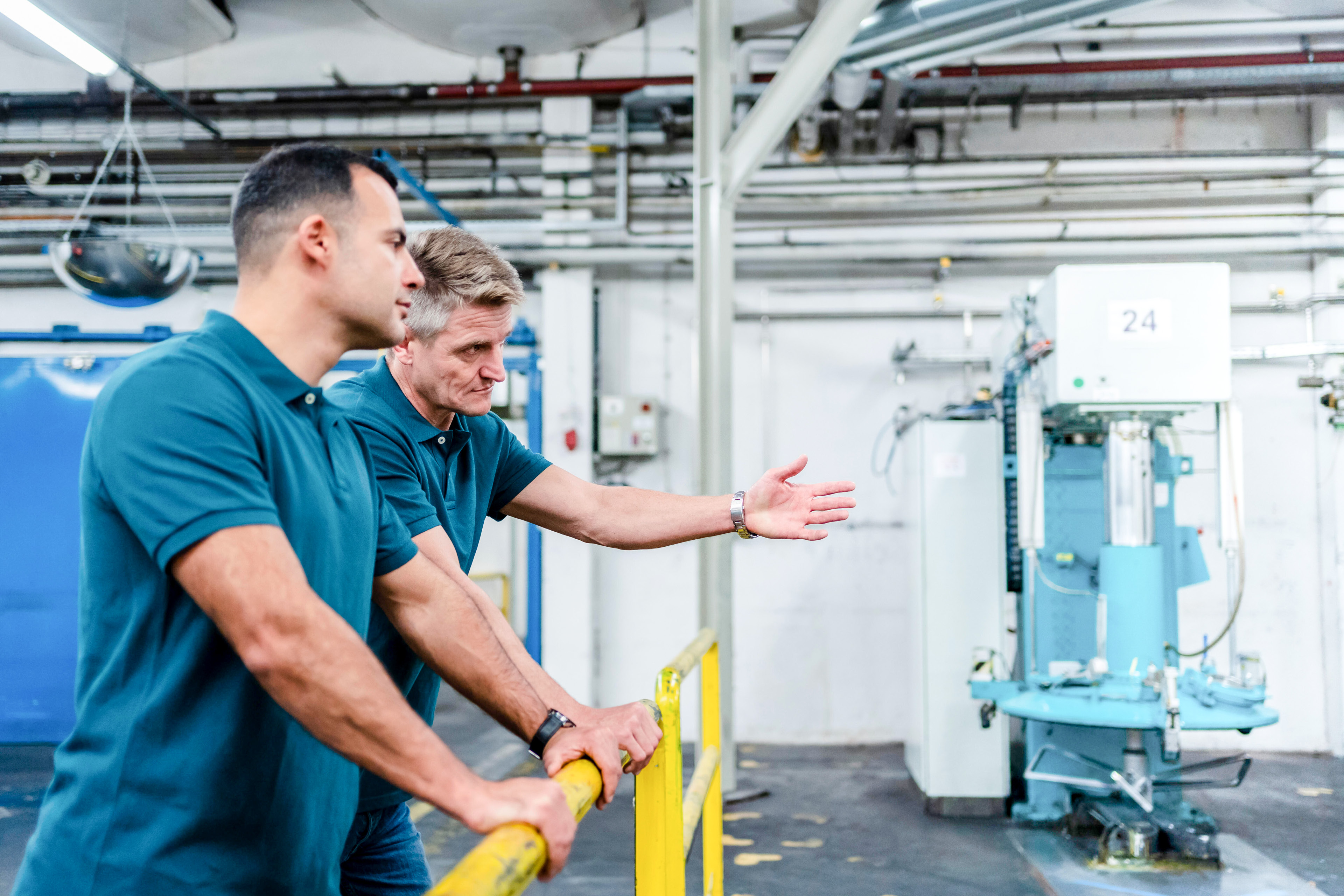 Techniker unterhalten sich