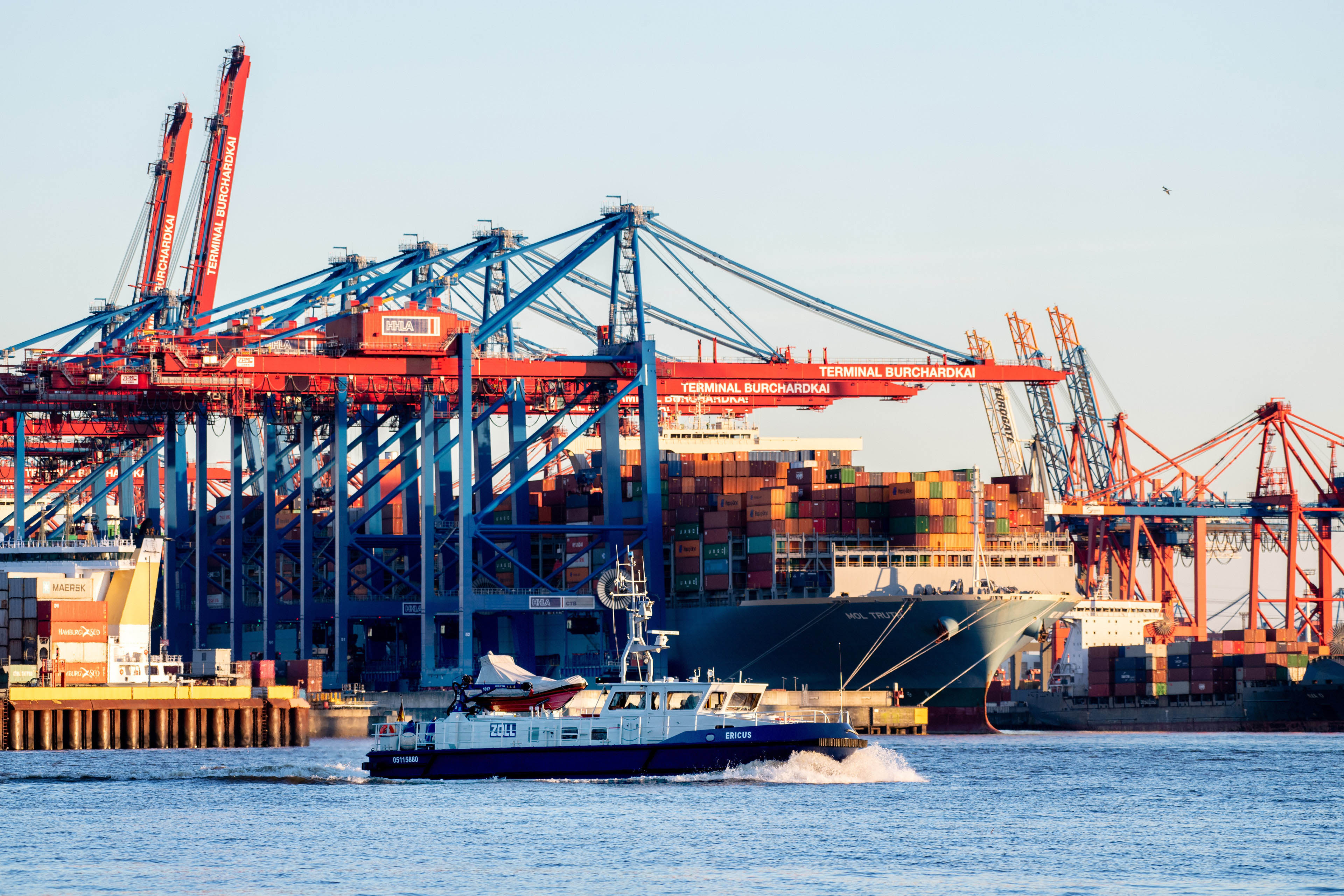 Hafenzollboot vor dem Terminal Burchardkai der HHLA bei Abendlicht