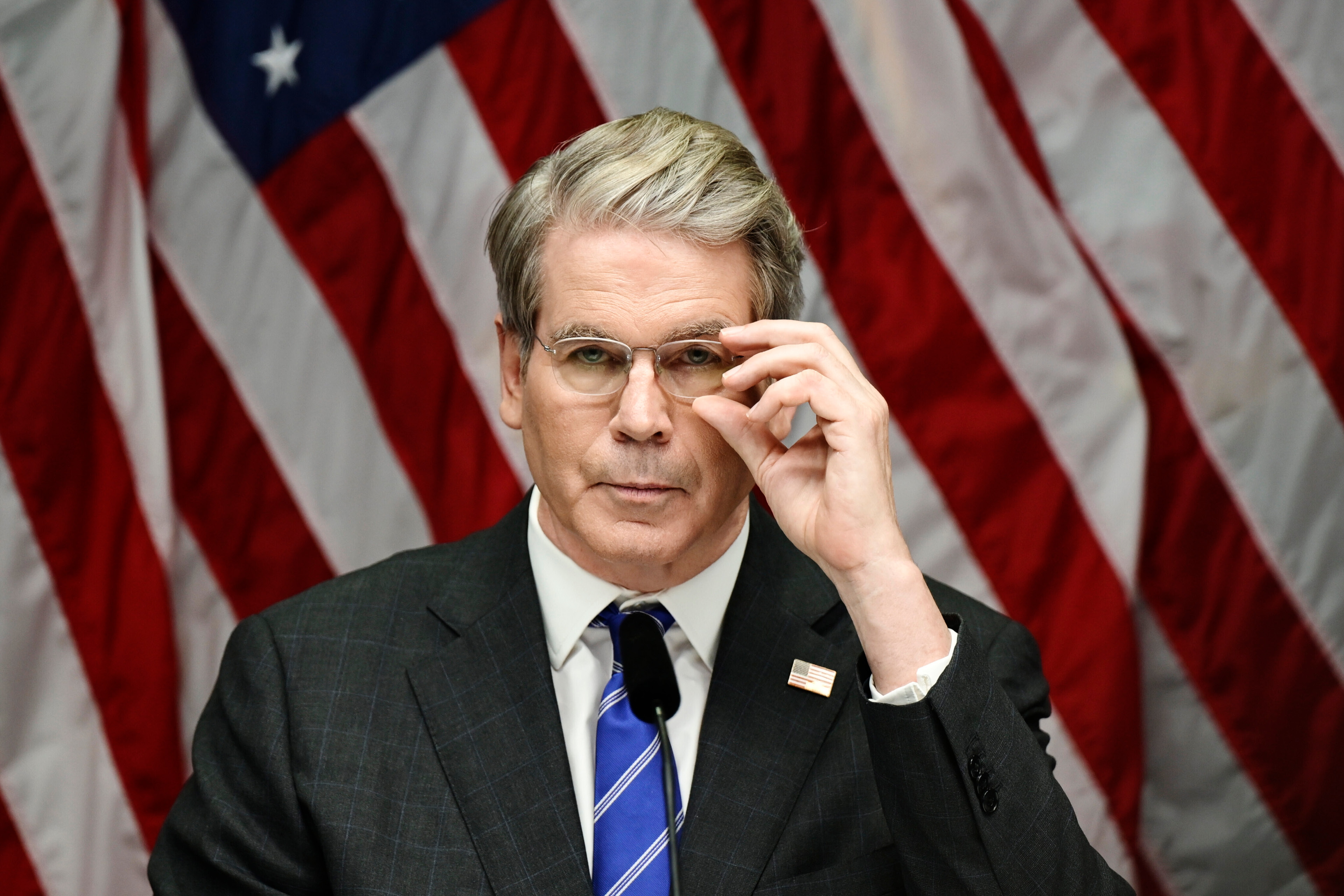 Der aktuelle US-Finanzminister Scott Bessent, mit der US-Flagge im Hintergrund