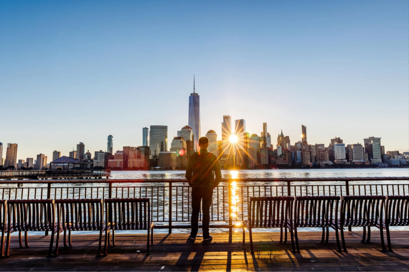 ey-rear-view-of-a-man-looking-at-new-york-city-skyline-at-sunrise