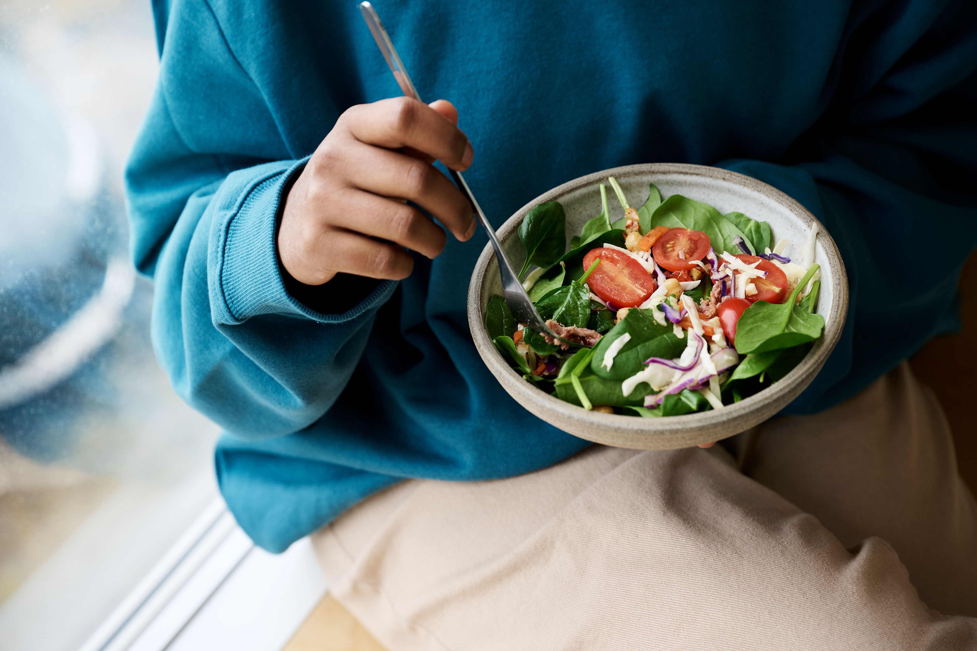 ey-healthy-salad-indoor-lifestyle