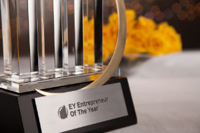 EY Entrepreneur Of The Year™’ 2022-2023 Trophy