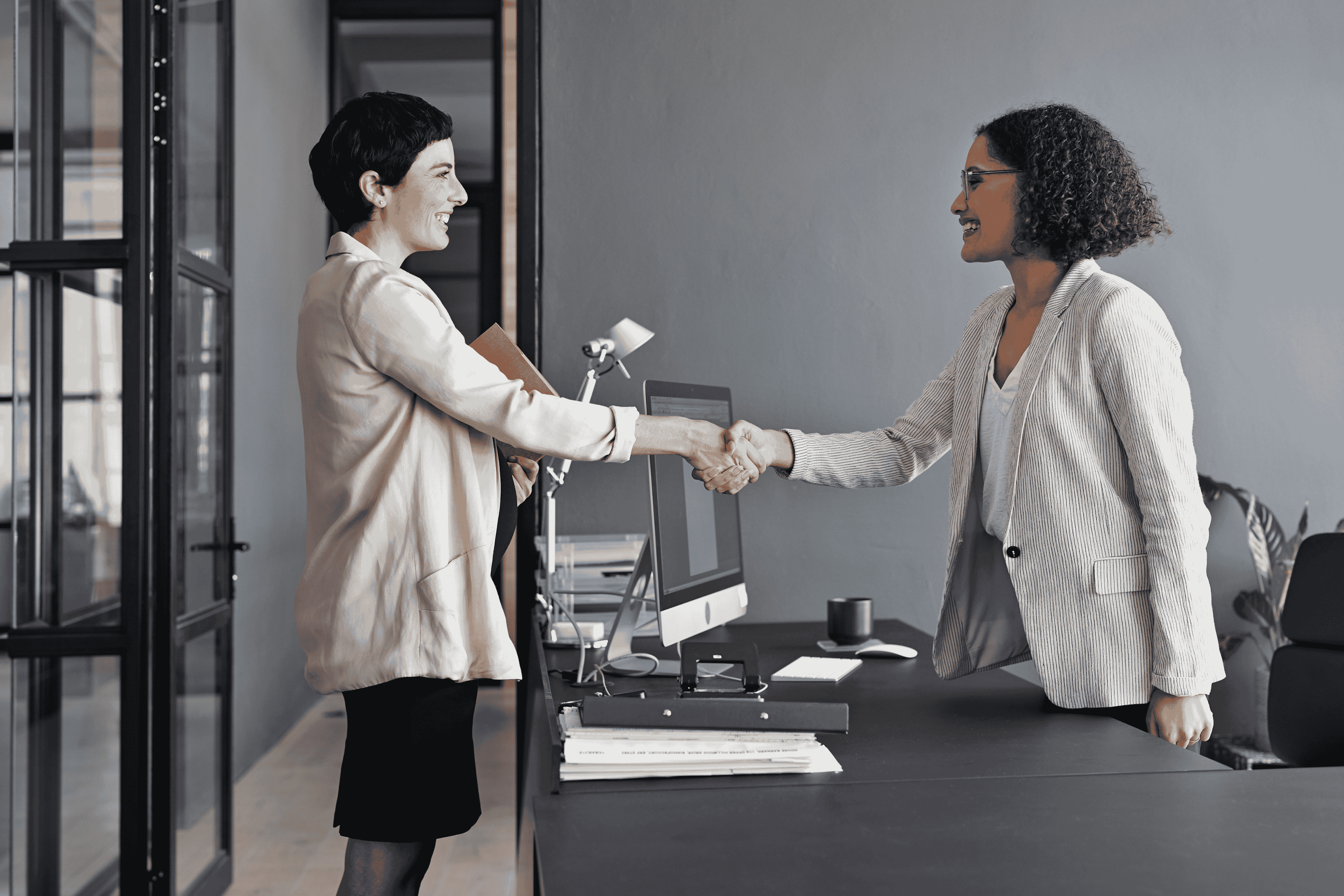 Уряд пропонує змінити процедуру отримання дозвільних документів для проживання і працевлаштування іноземців