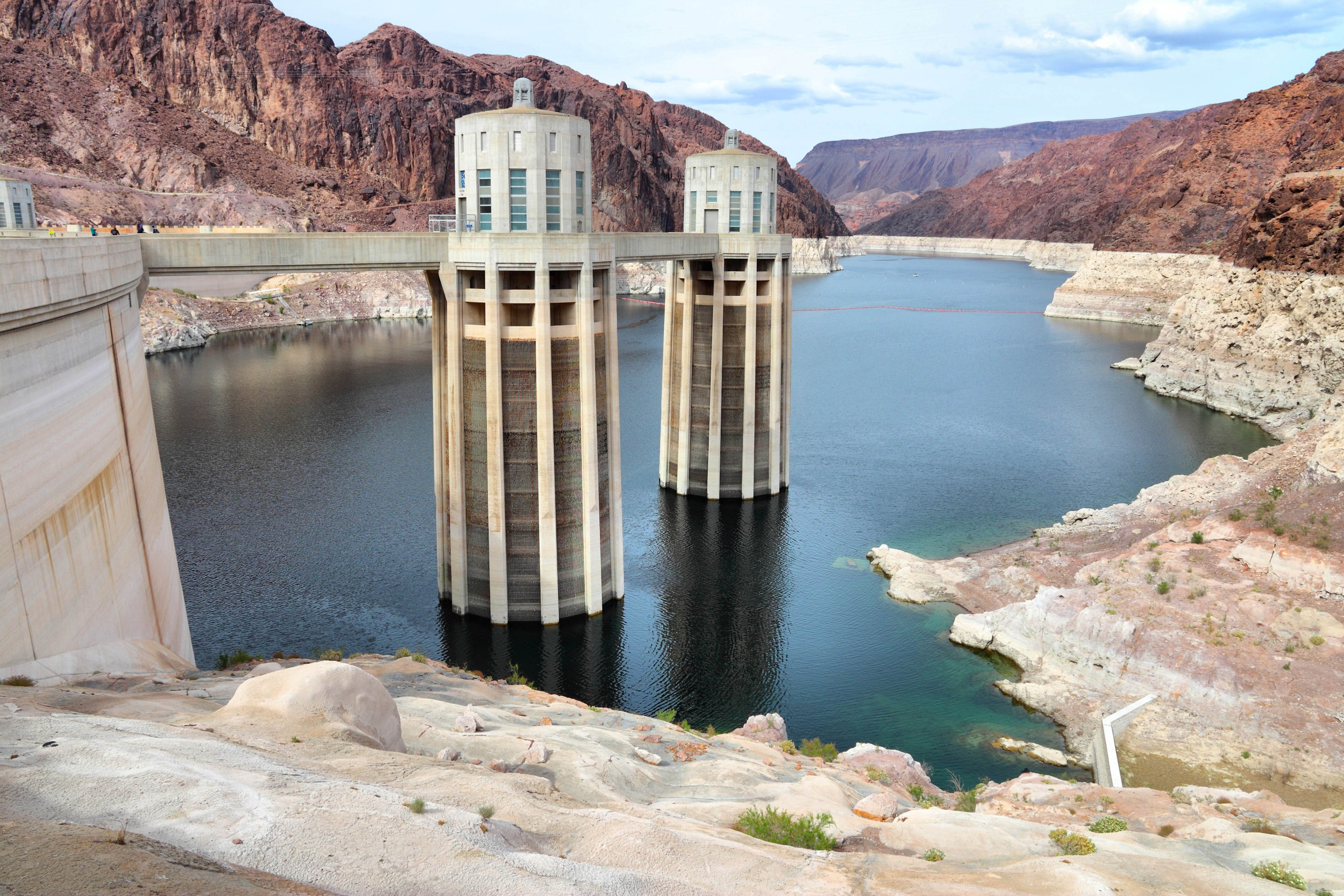 Financial perception of water risks in AI data centers