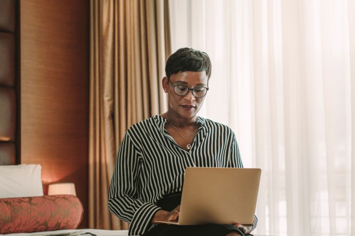 ey-businesswoman-working-from-hotel-room