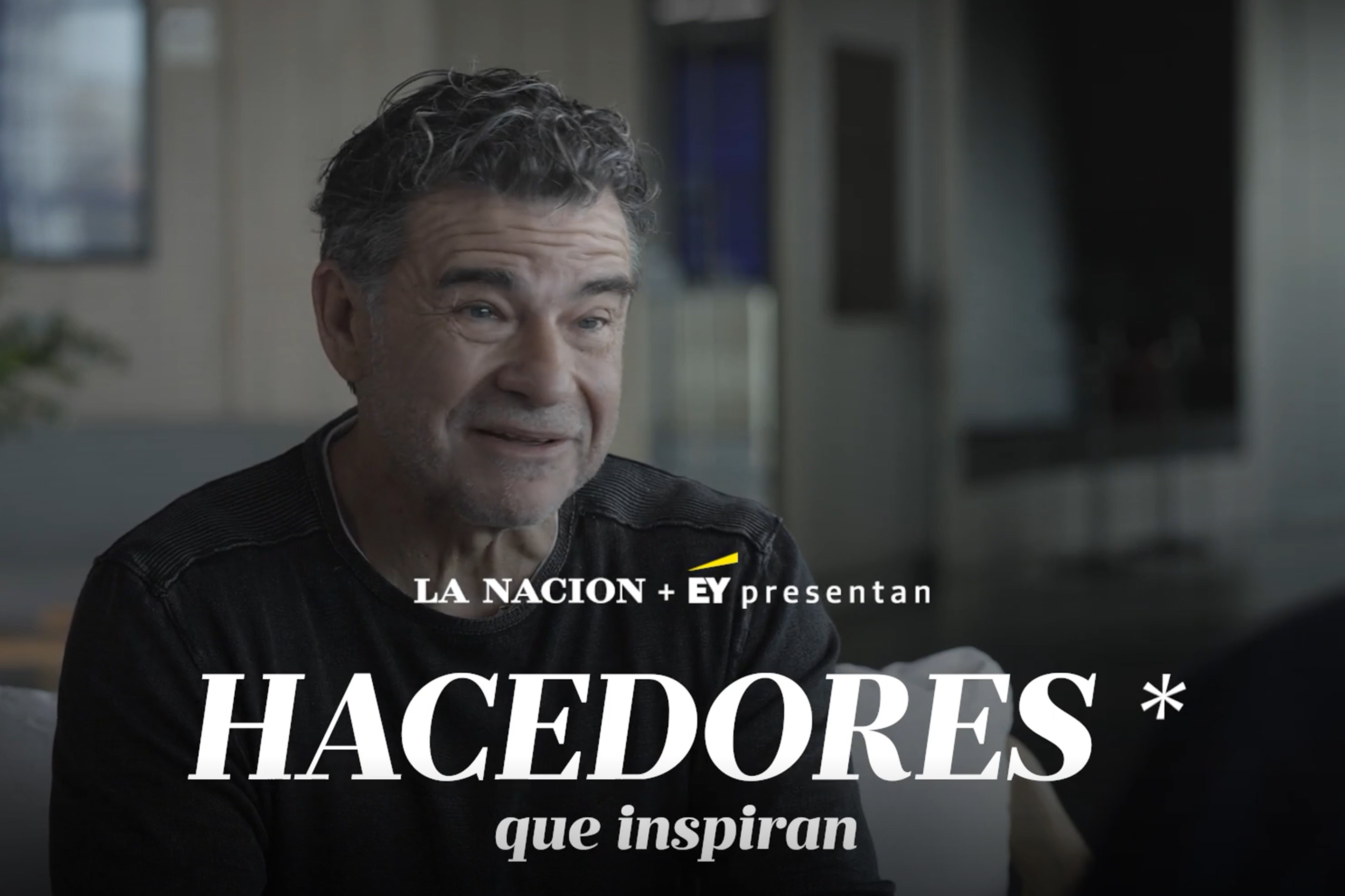 Perfil de Federico Lauria bajo una luz roja