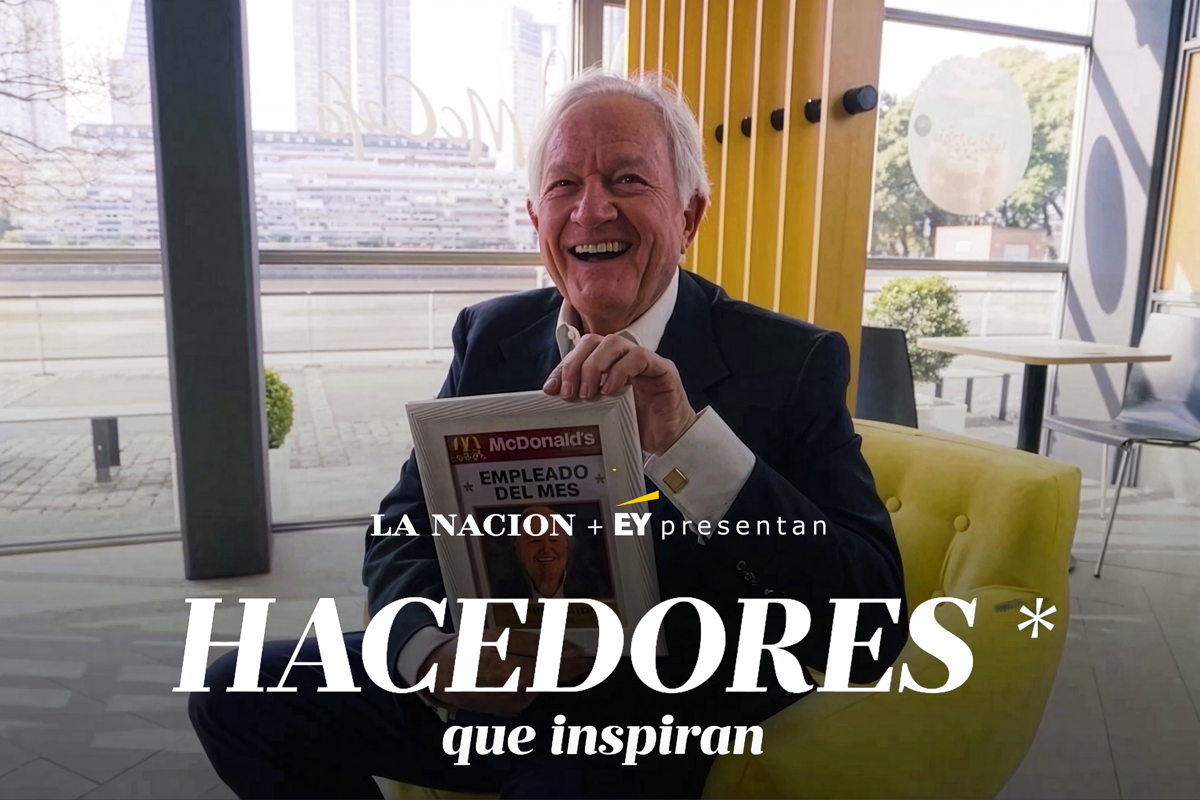 Perfil de Federico Lauria bajo una luz roja