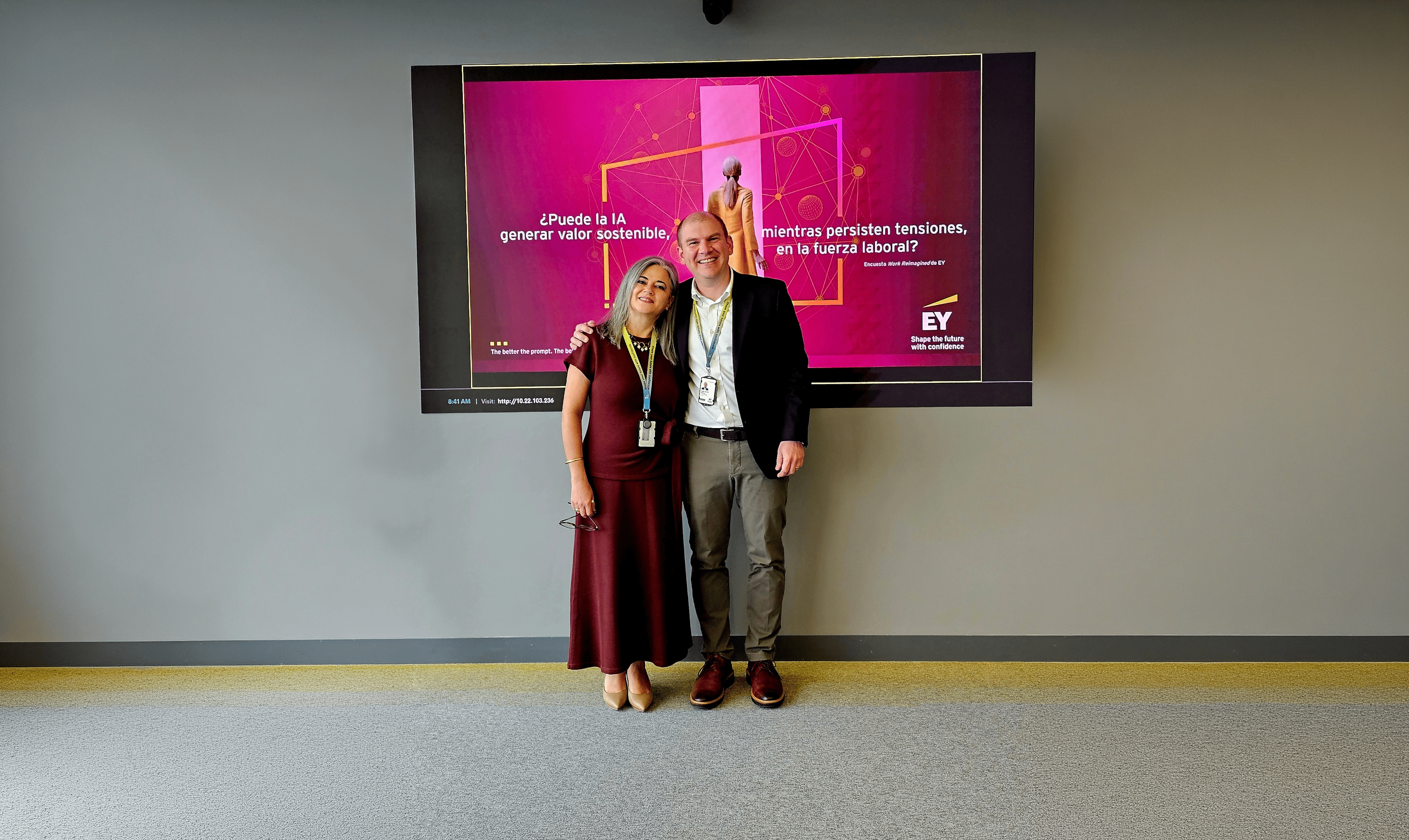 Ximena Zuluaga y Juan Taboada presentando a medios los resultados de EY Work Reimagined 2026