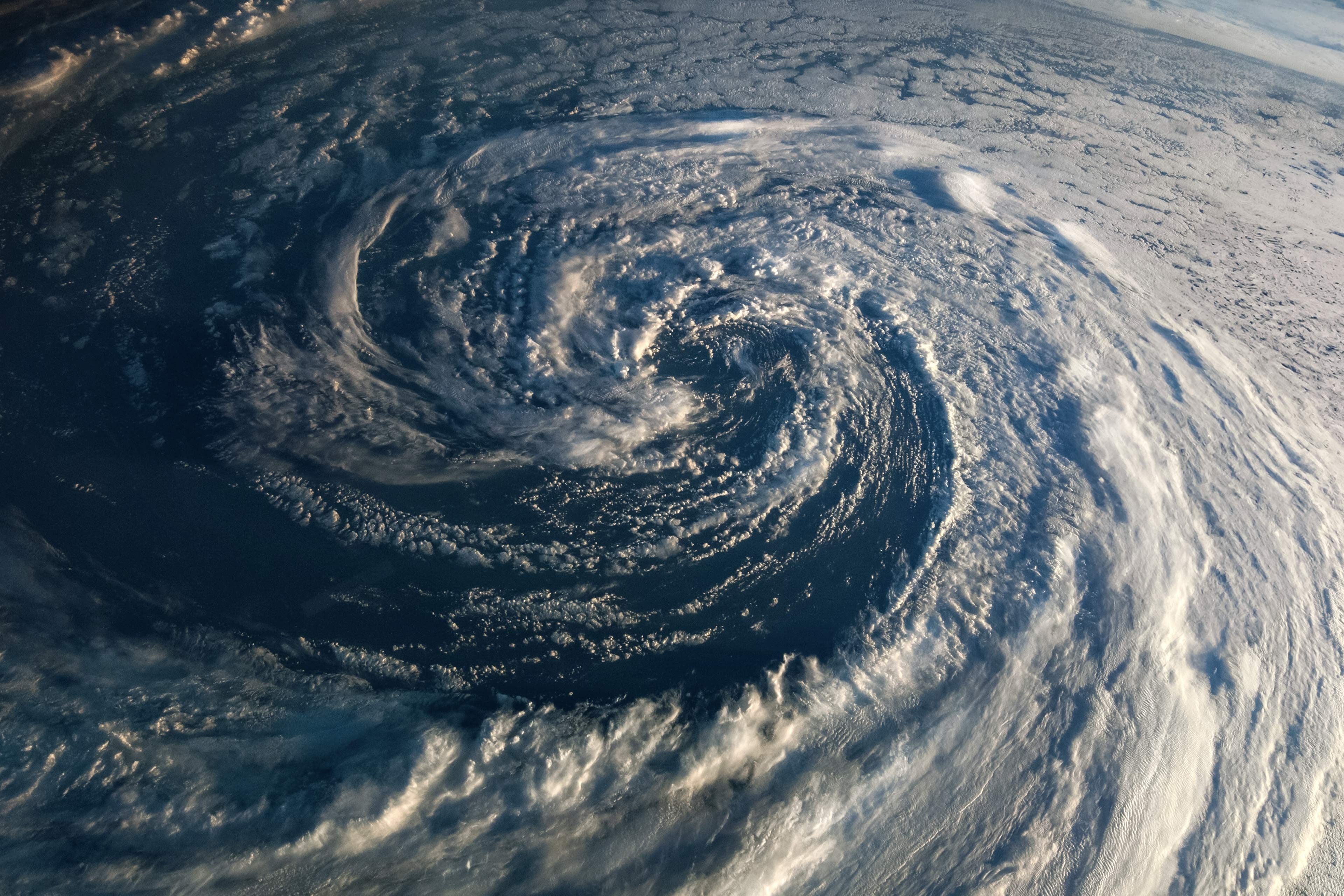 Une vue aérienne d'un système de tempête tourbillonnant au-dessus de l'océan.