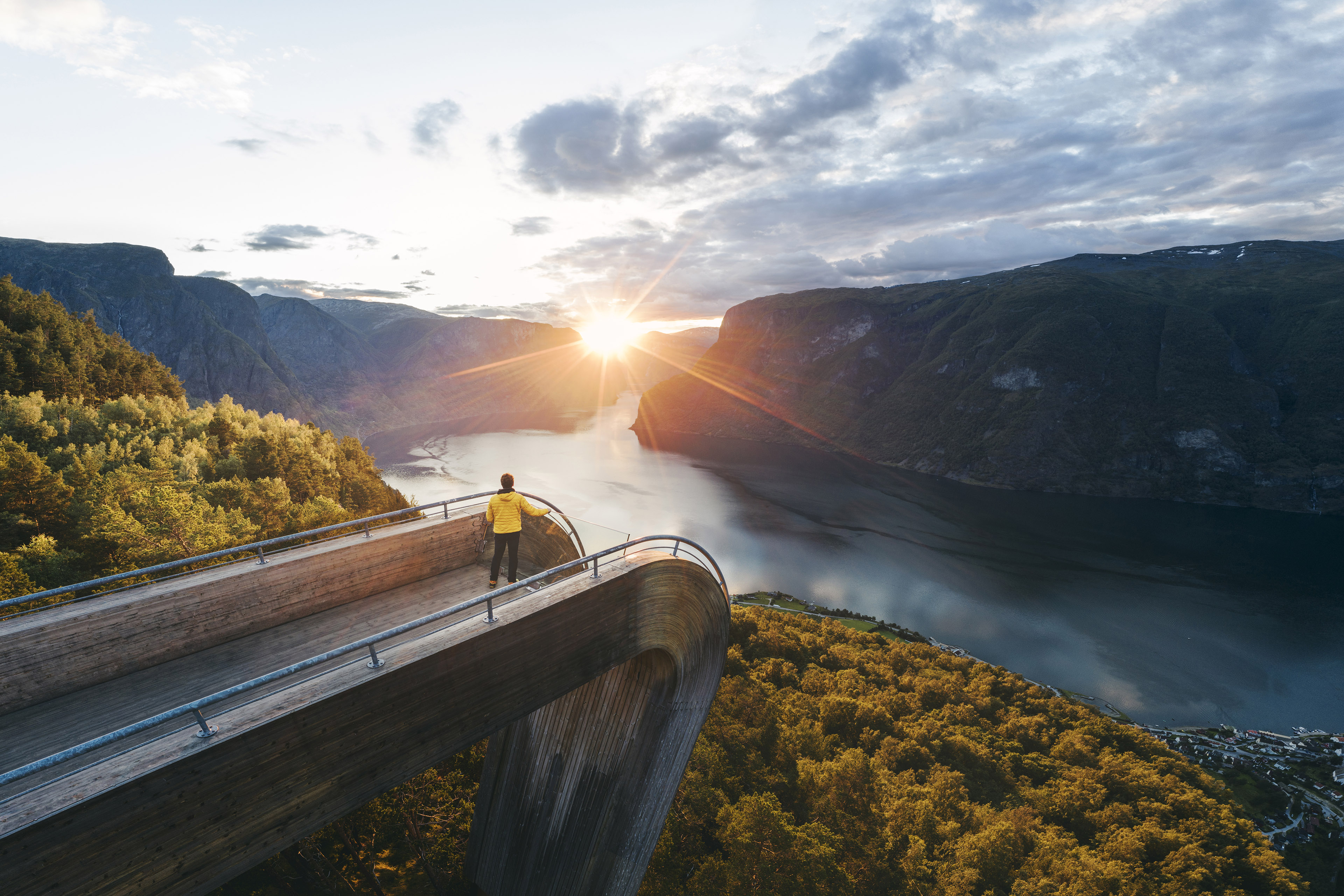 Personne sur belvedere au dessus d un fjord au coucher du soleil