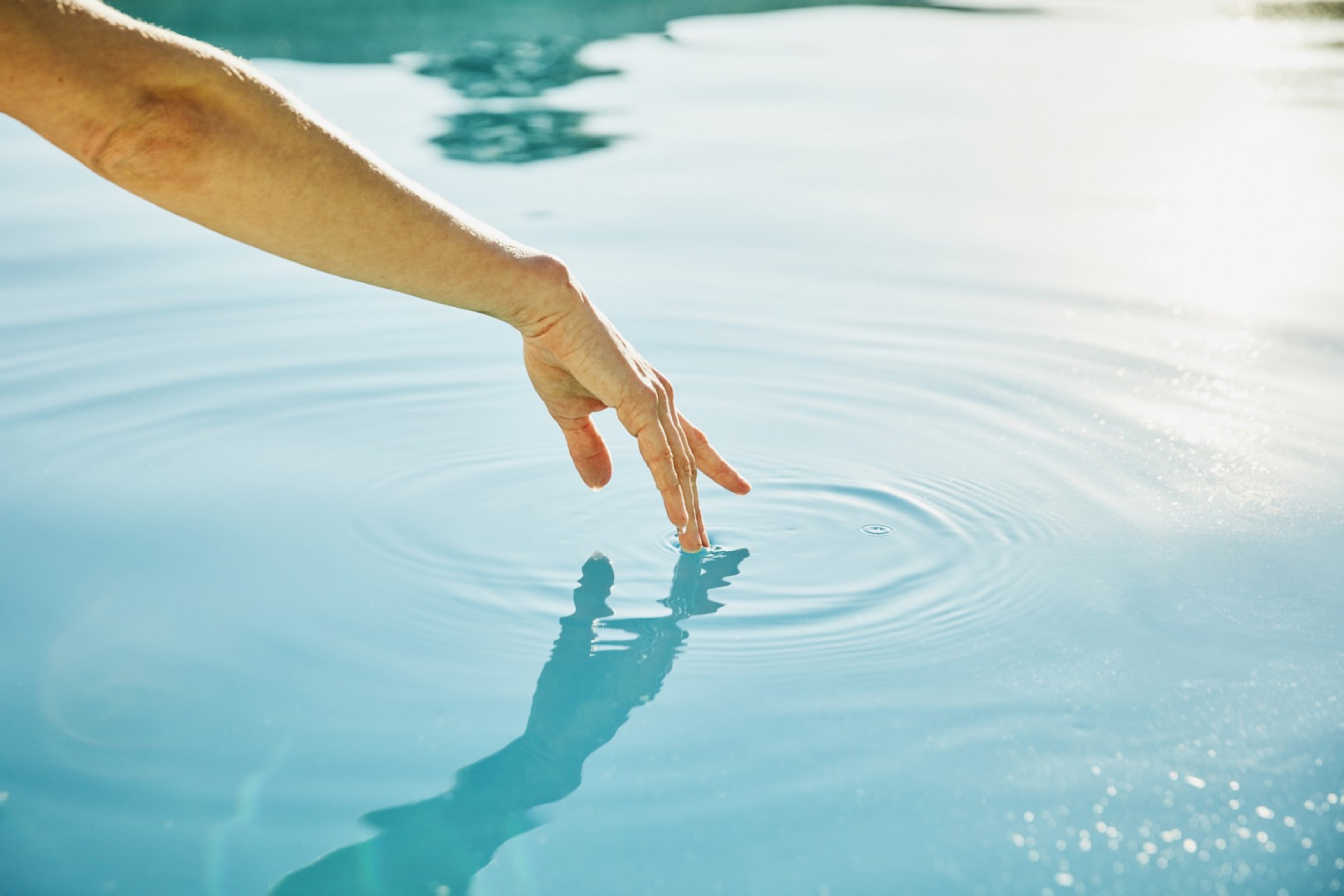 Main touchant l’eau