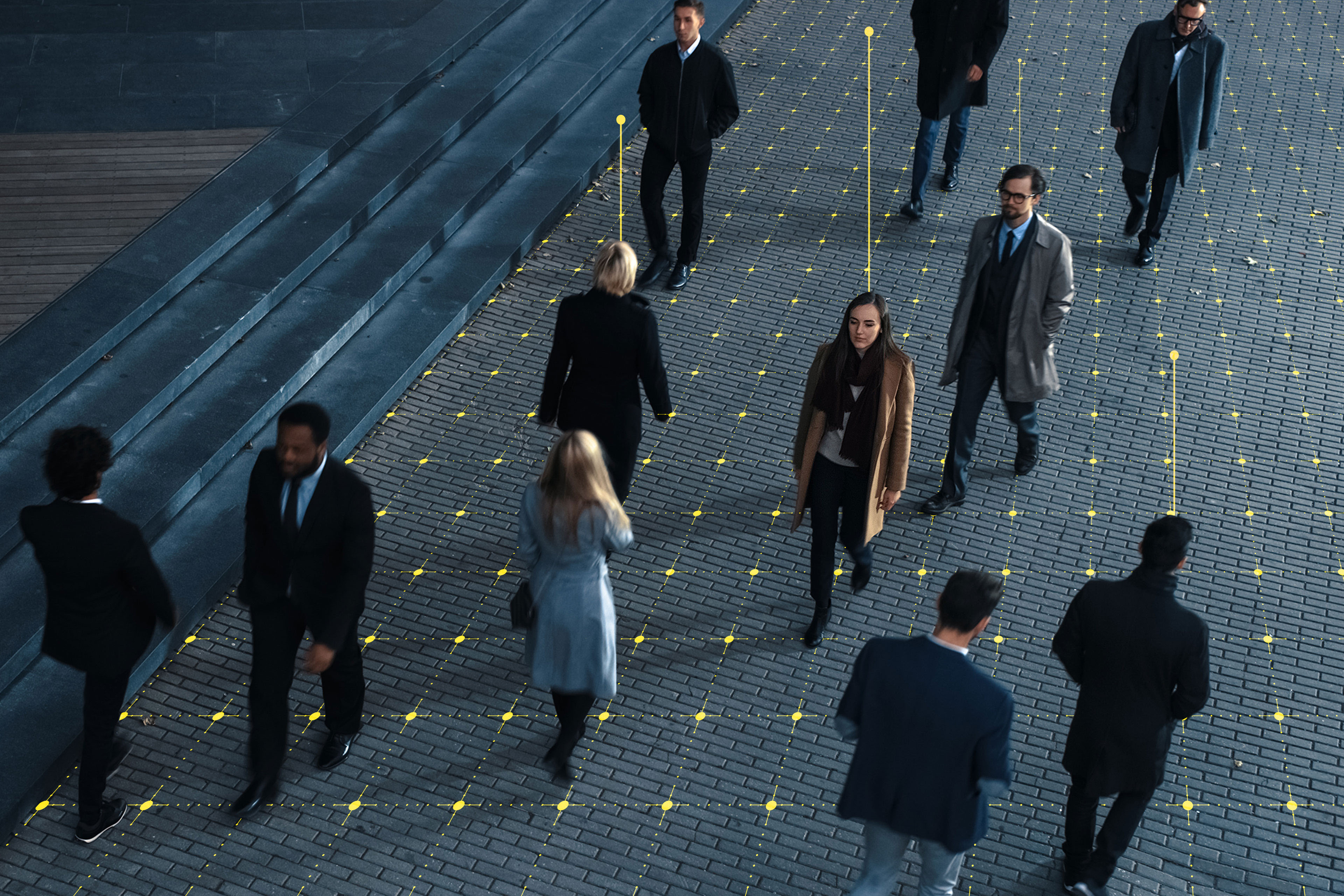 Une personne en costume tient une ampoule lumineuse symbolisant des idées et l'innovation.