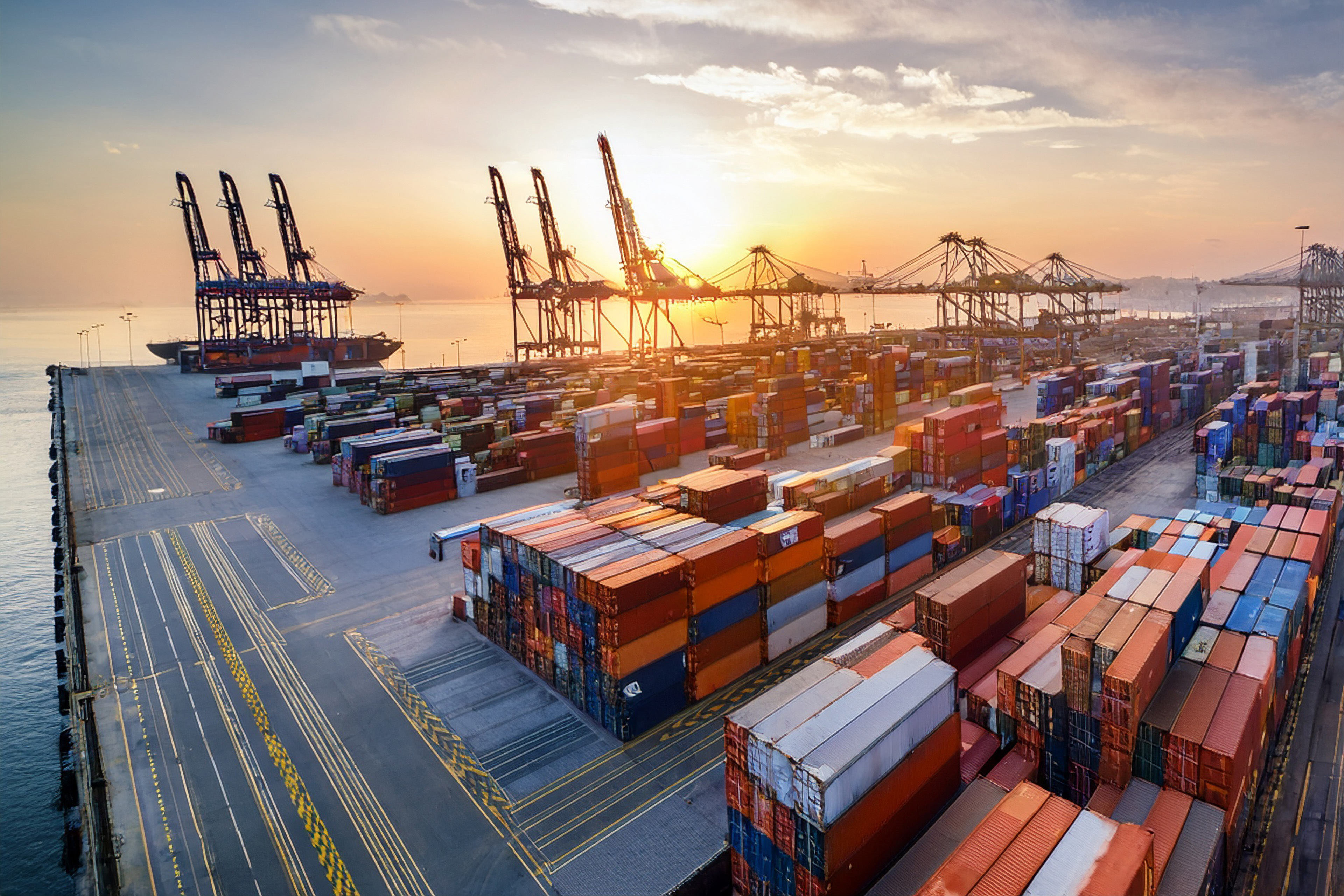 港に停泊している貨物船