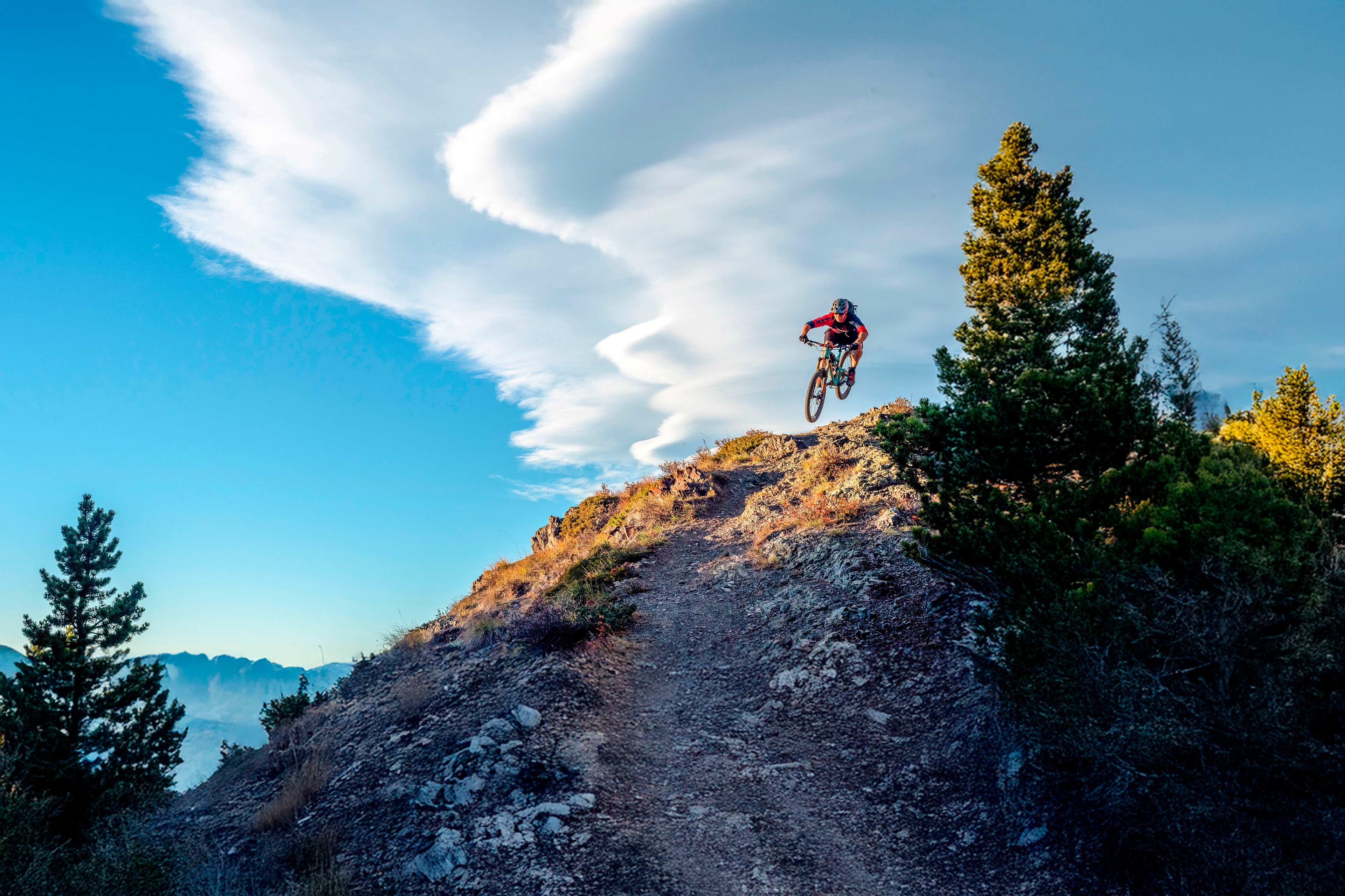 EY調査、2026年に通信業界が直面するリスクトップ10を発表