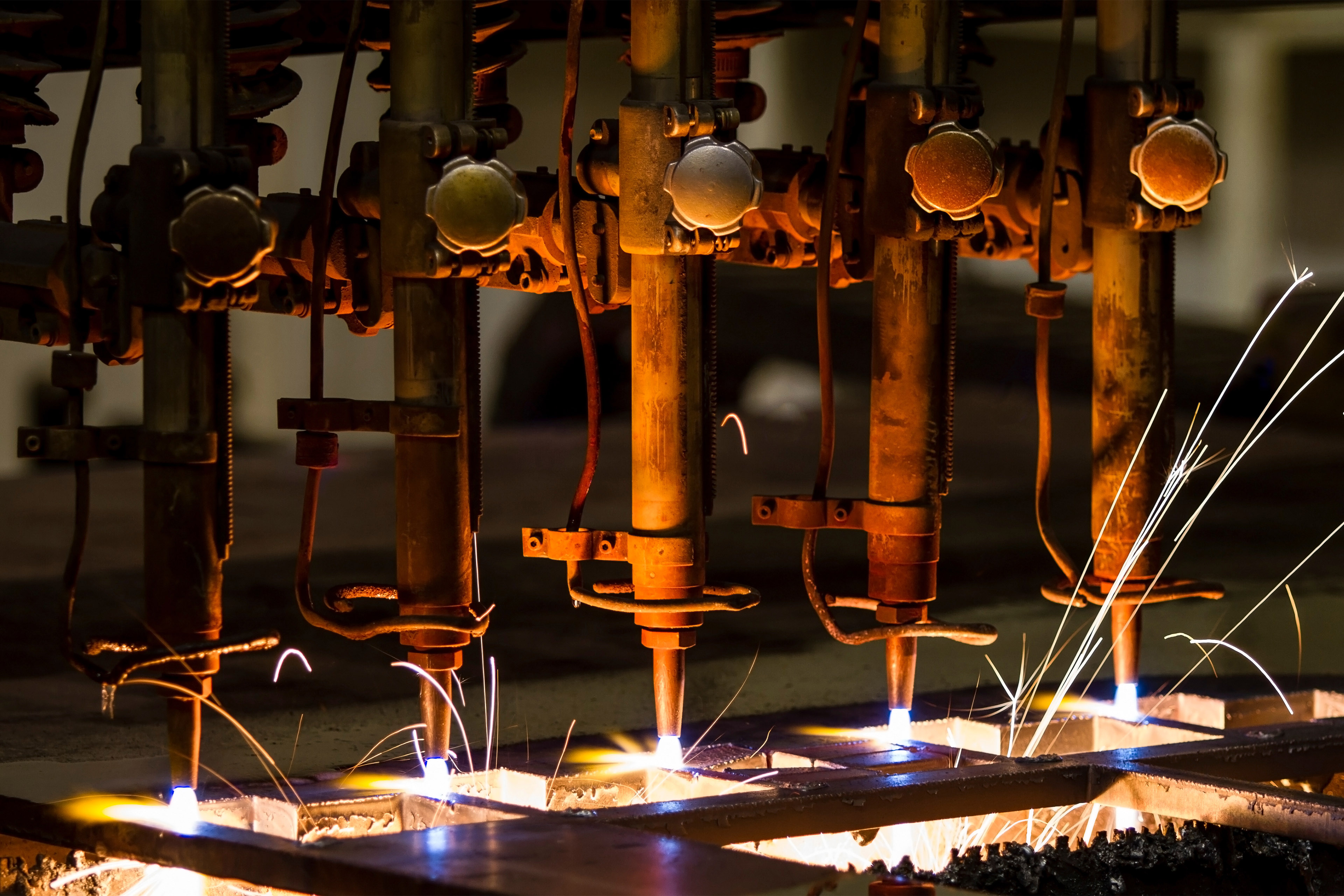 Manufacturing process with multiple cutting torches