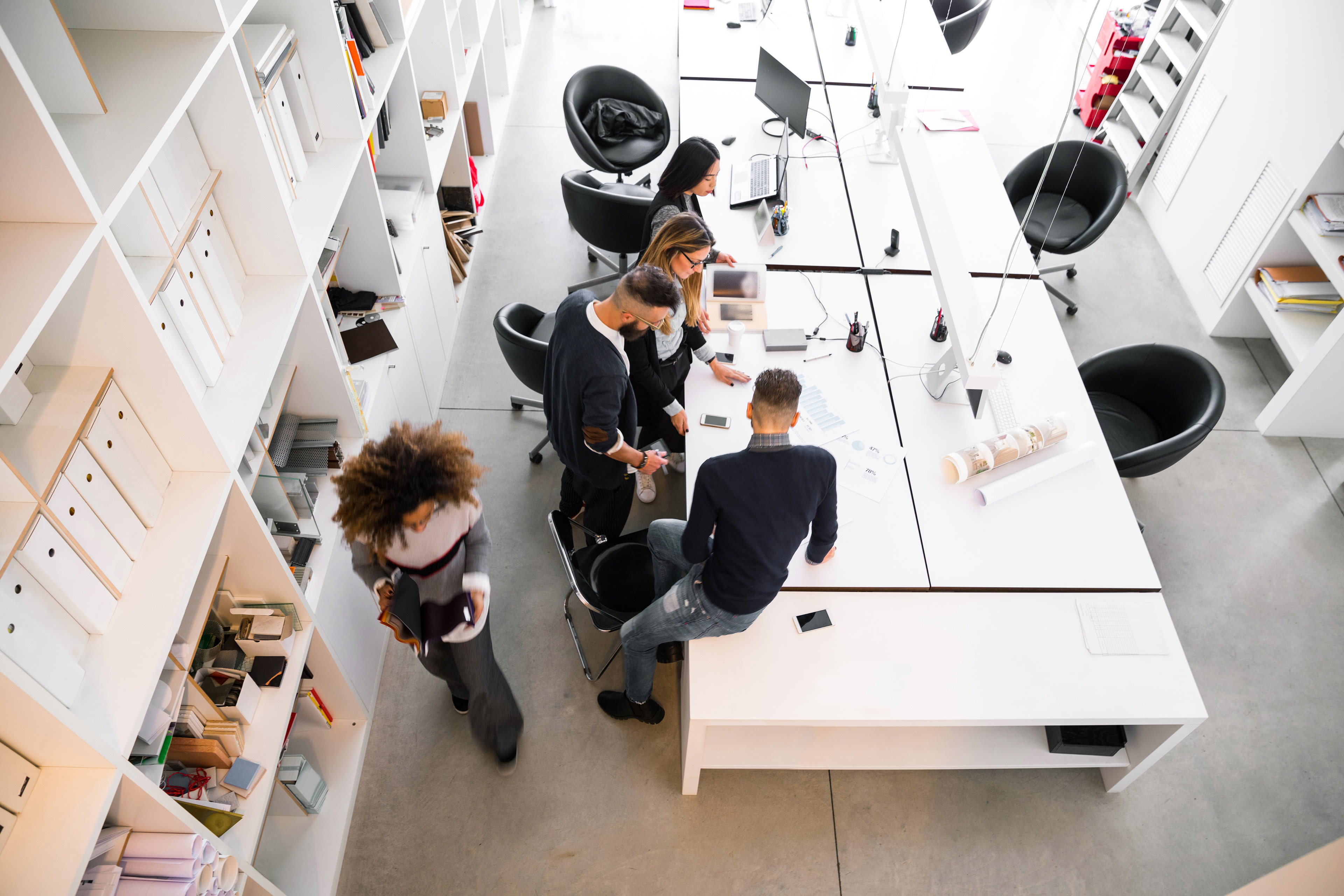 Team werkt samen rond een tafel in een modern kantor