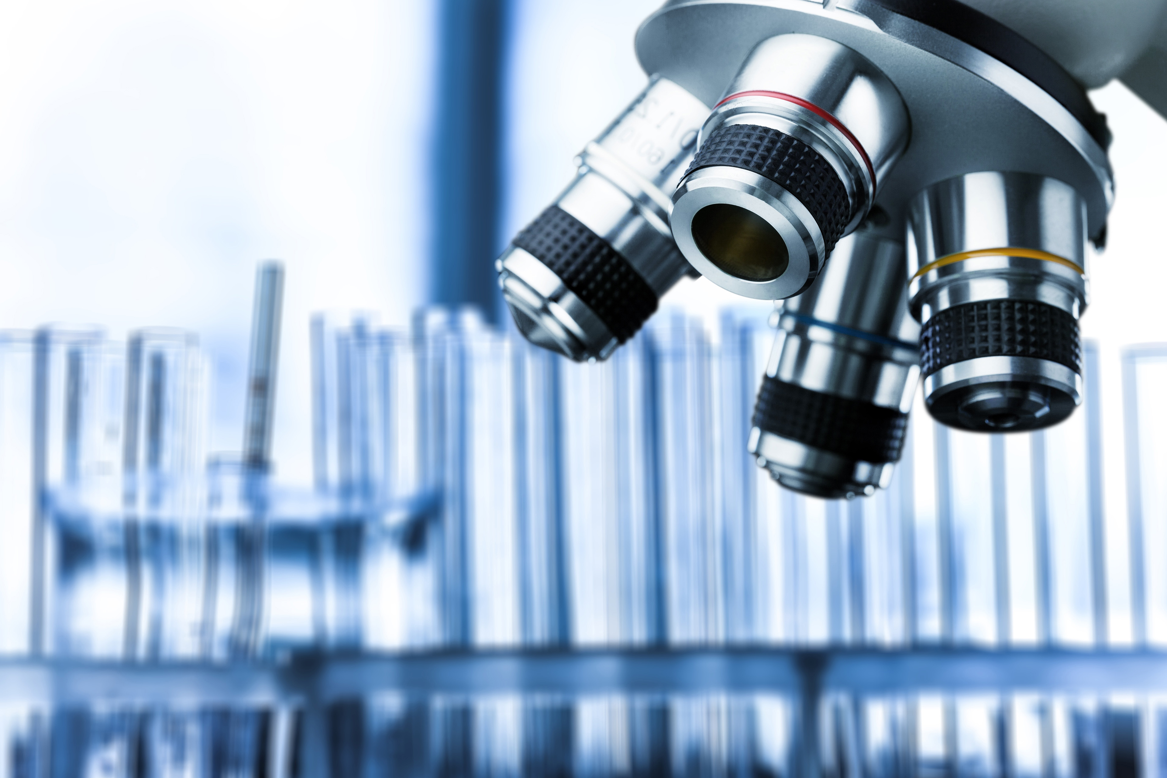 Close-up van een microscooplens in een laboratorium