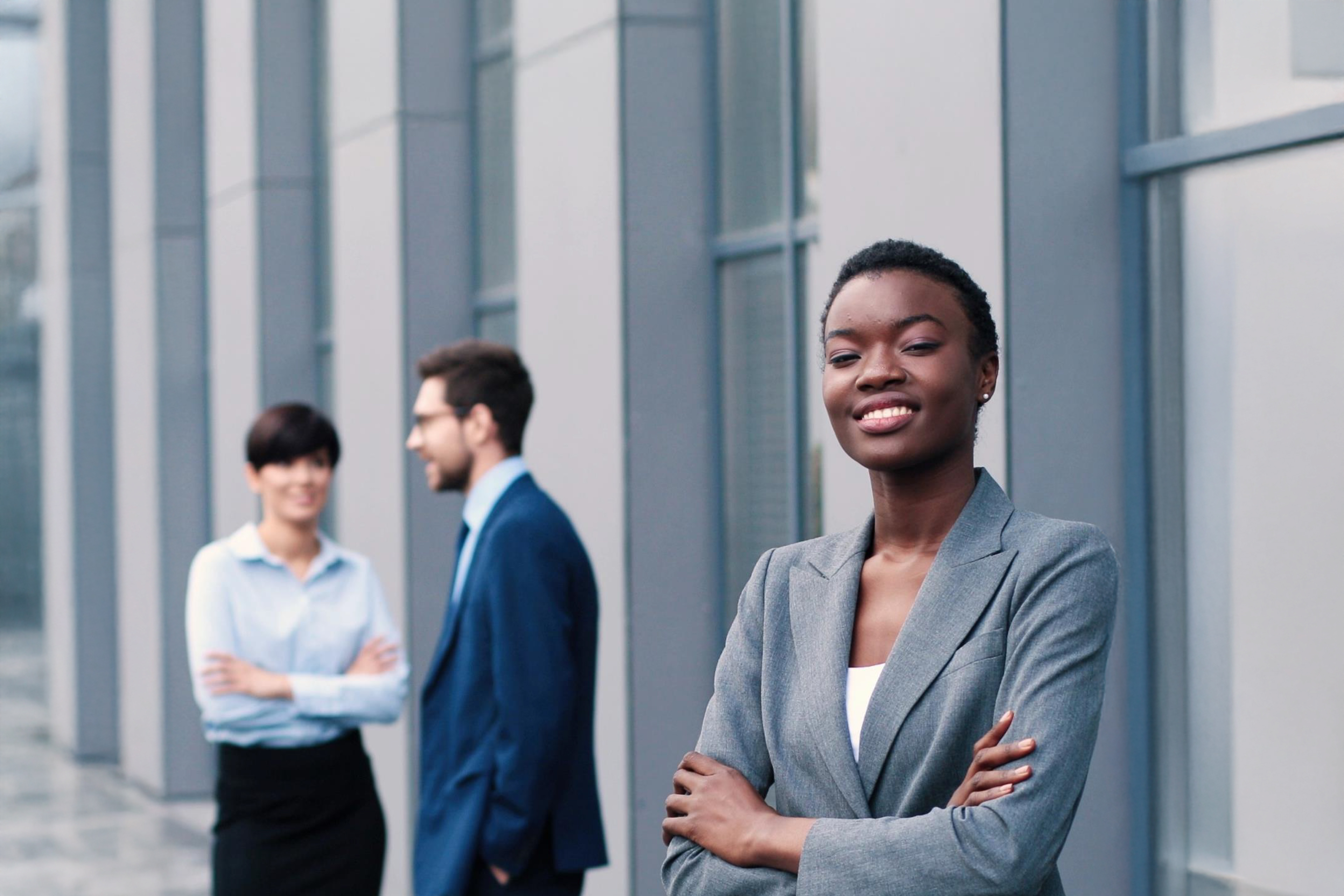 2 mulheres e 1 homem sorrindo