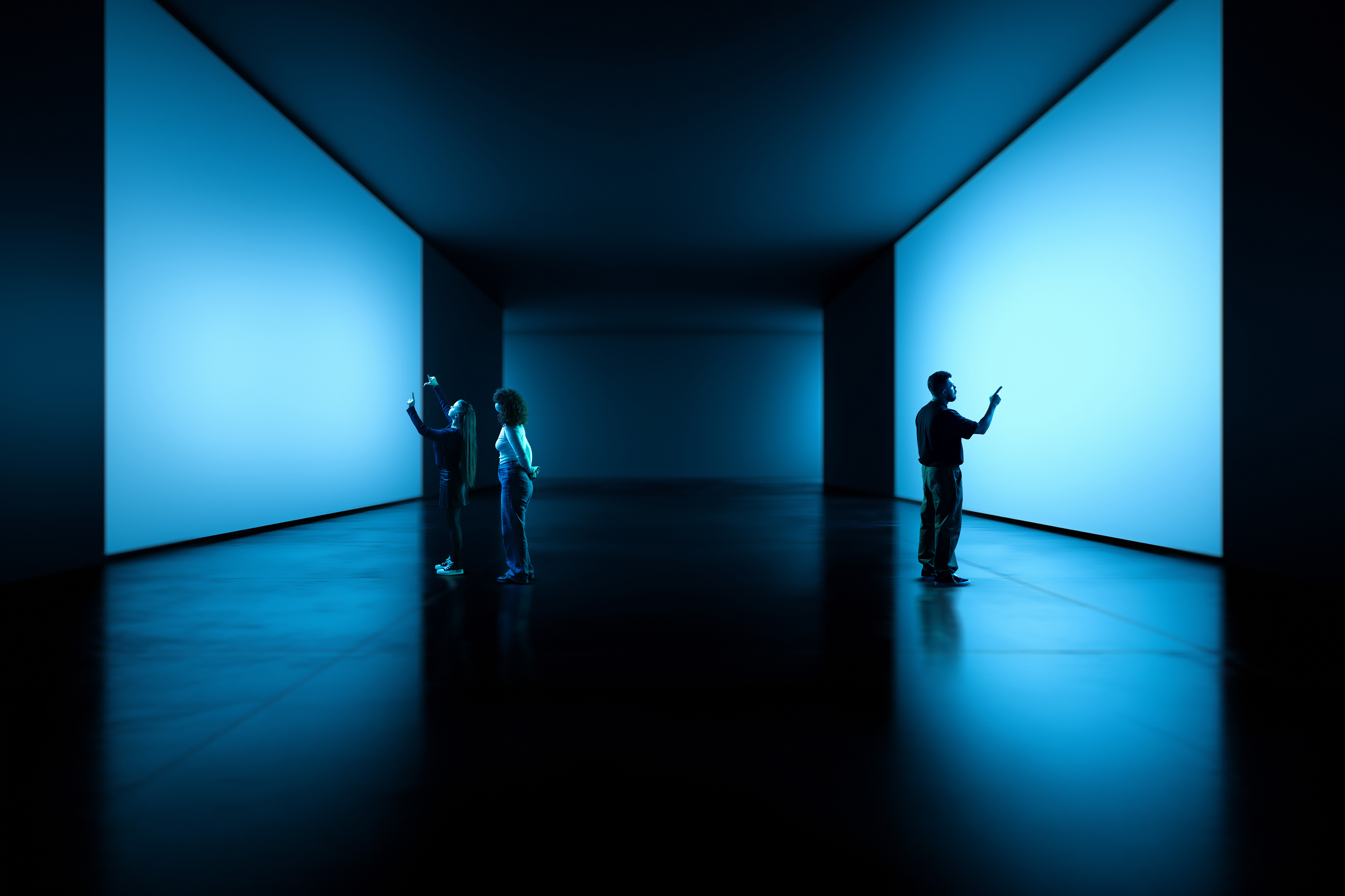 Pessoas numa sala escura com luzes azuis