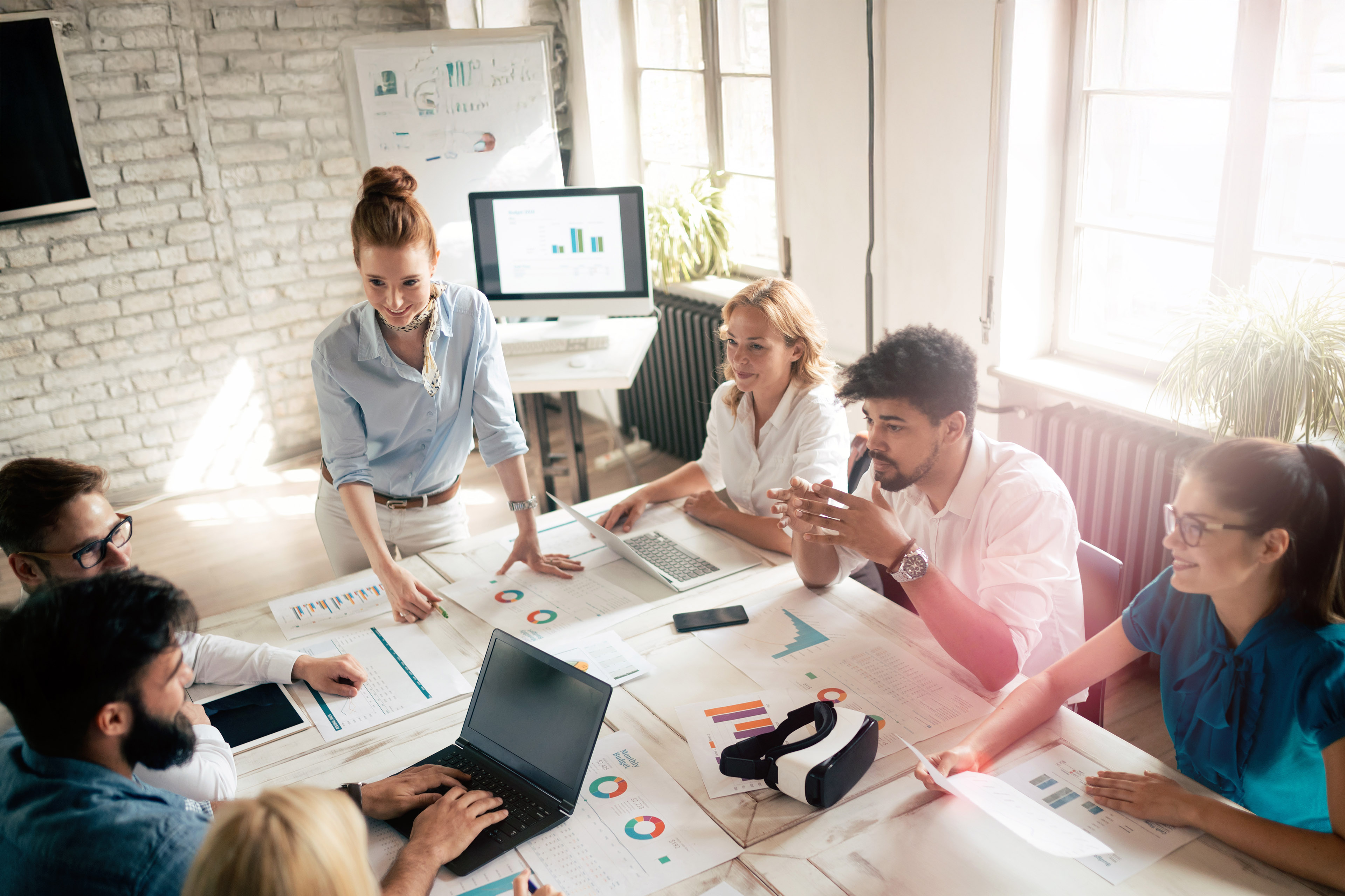 pessoas fazendo reunião em um escritório rustico