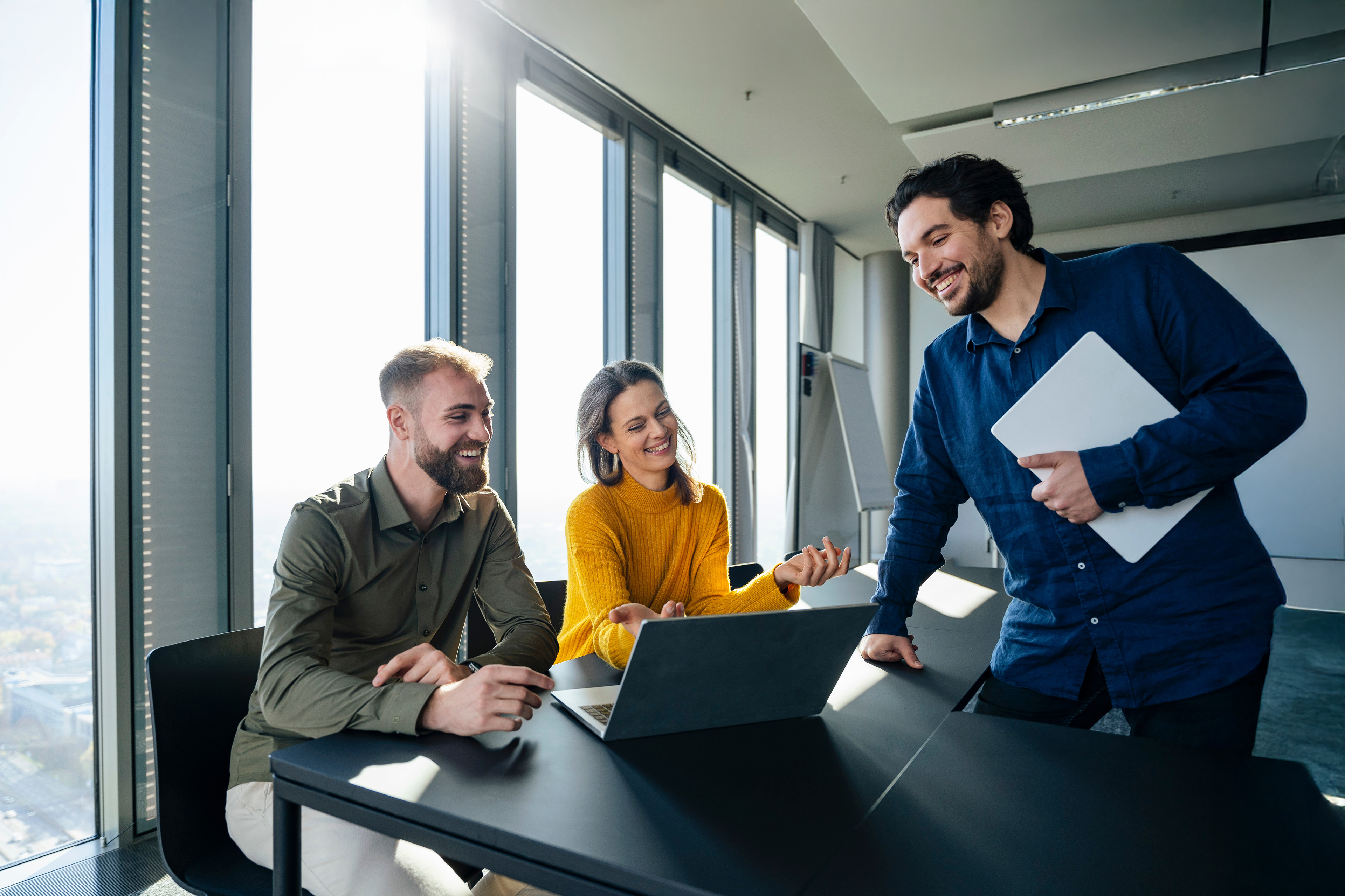Três pessoas conversando