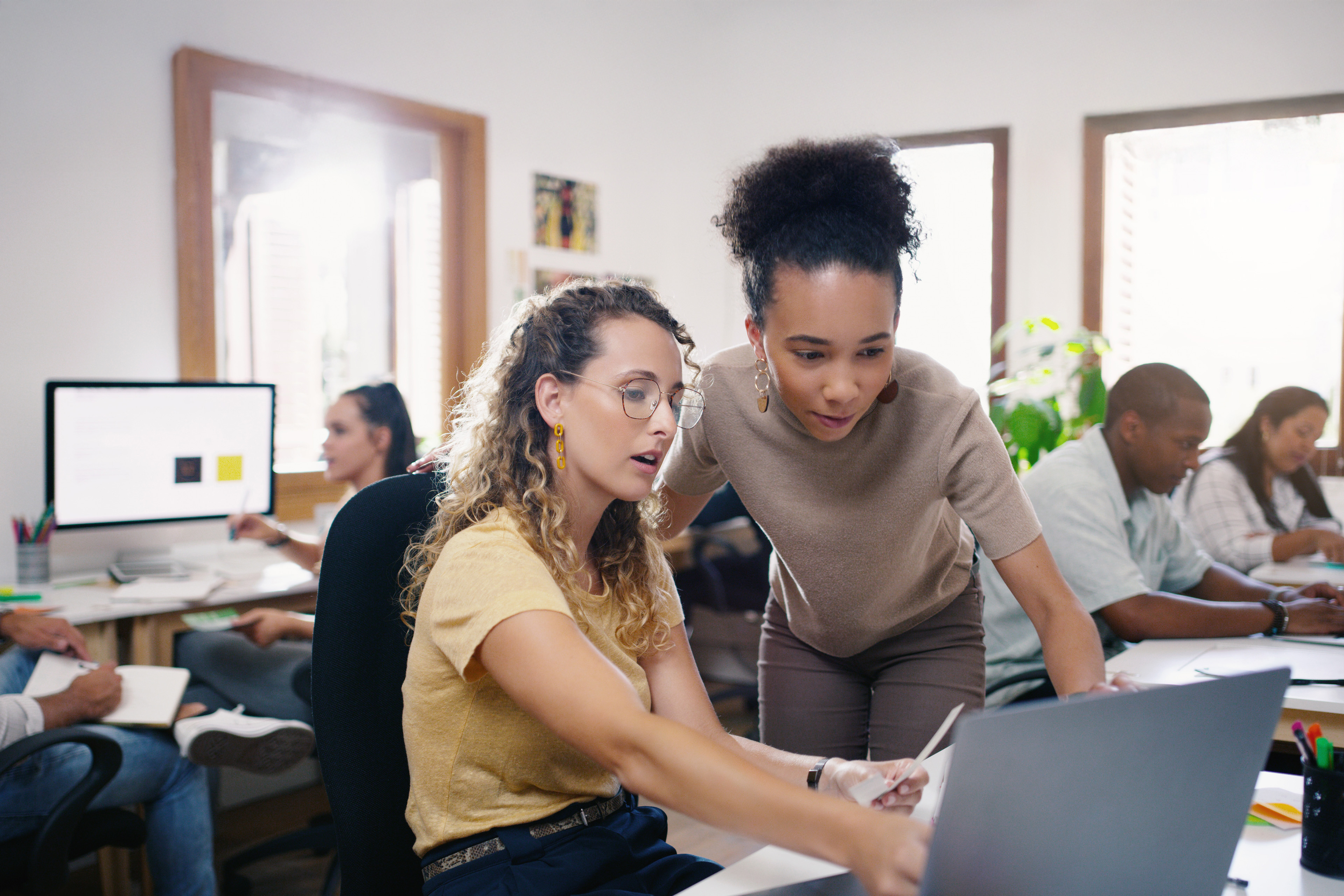 duas mulheres trabalhando em um escritório moderno
