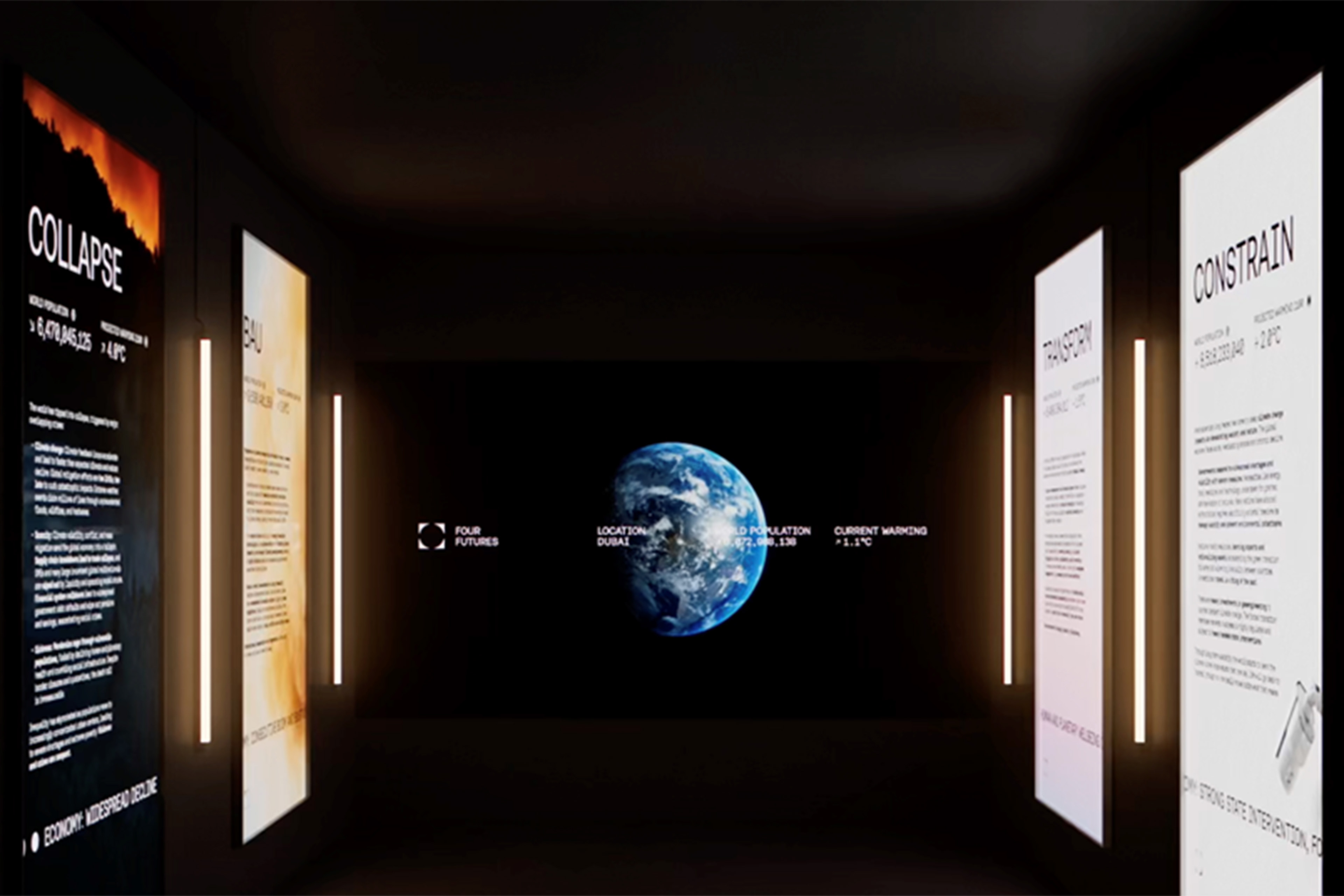 Afrikansk kvinnlig bonde som använder en digital surfplatta för att övervaka grönsaker.