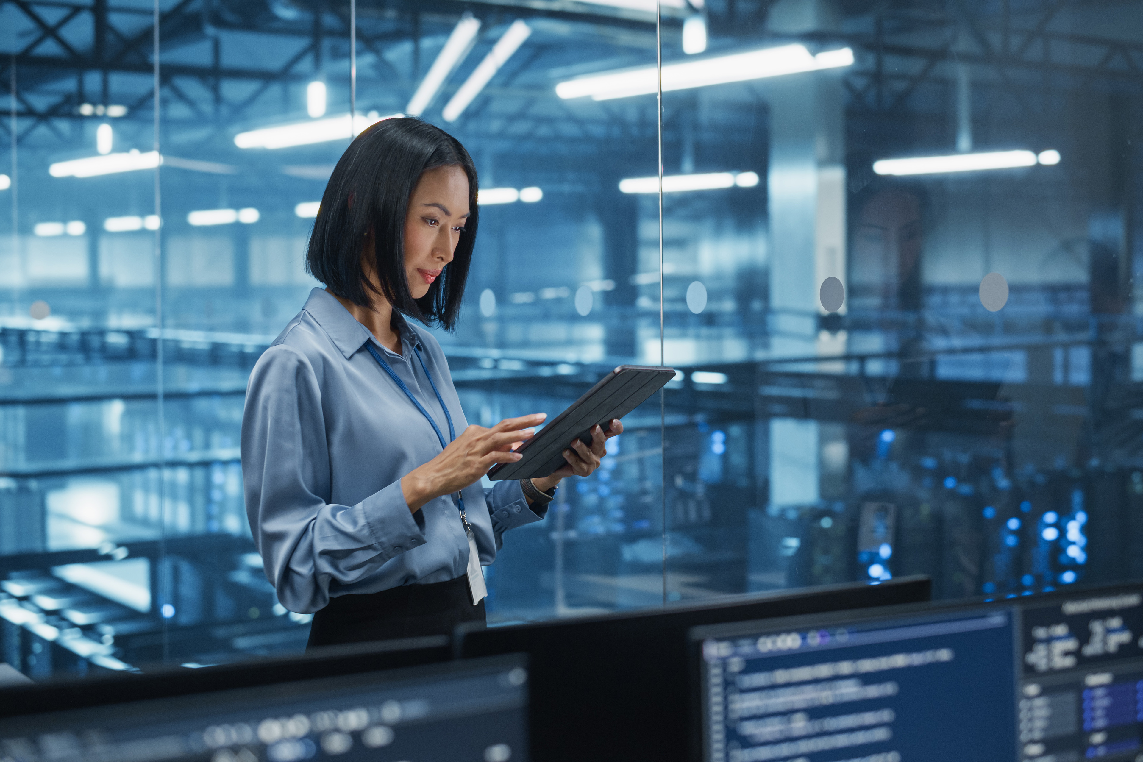 Asiatisk kvinnlig dataanalytiker studerar onlineloggar på sin surfplatta