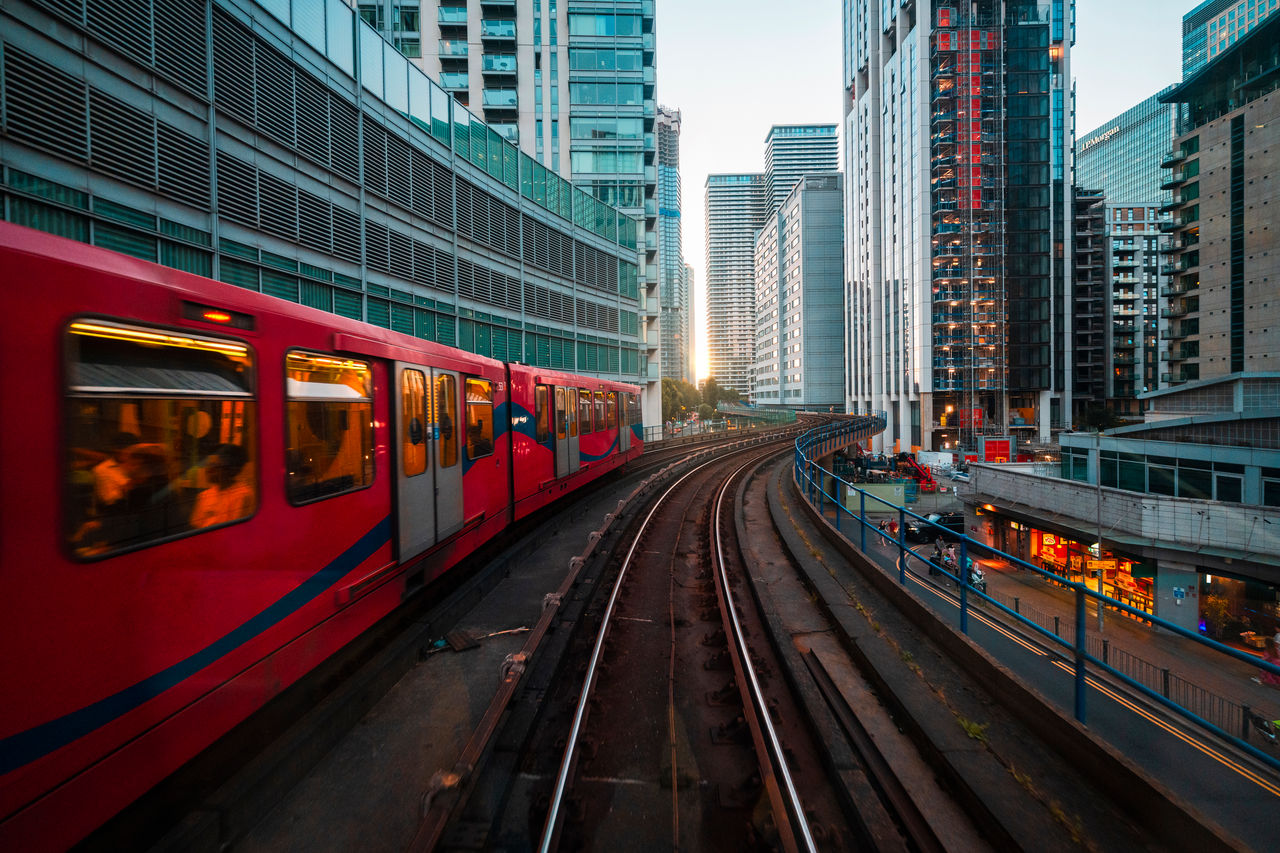 ey-train-running-throught-the-heart-of-the-city