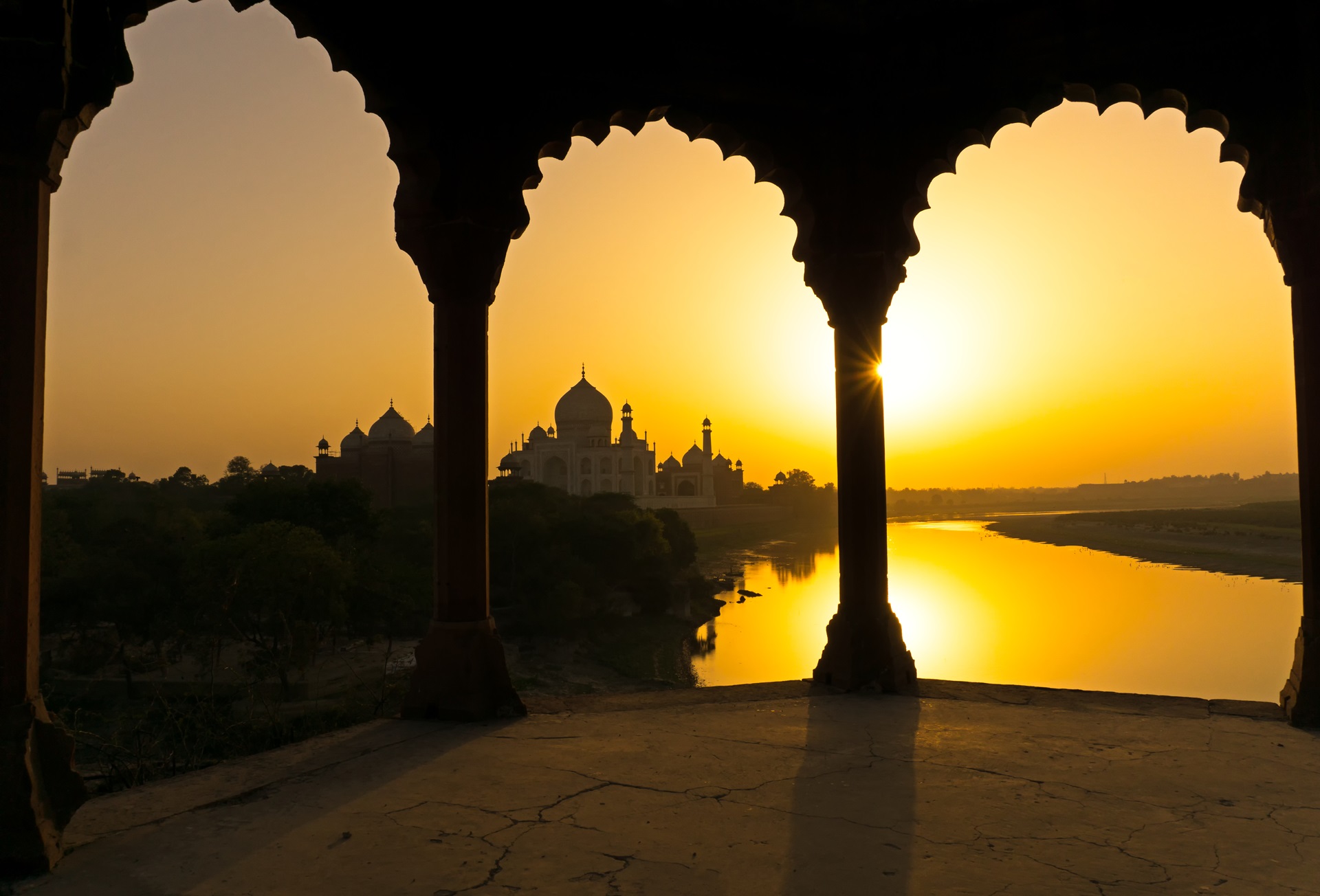 紐約市內商業大樓林立，外牆玻璃互相反射的繁華景色。