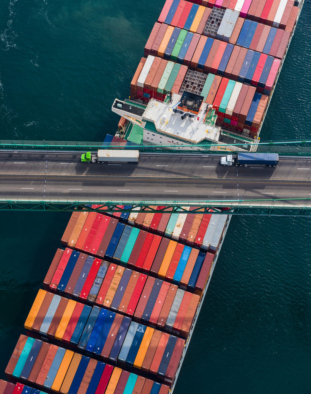 紐約市內商業大樓林立，外牆玻璃互相反射的繁華景色。