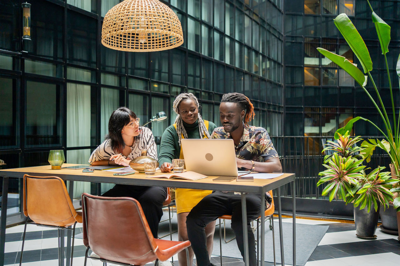 Ey-women-explains-to-colleague