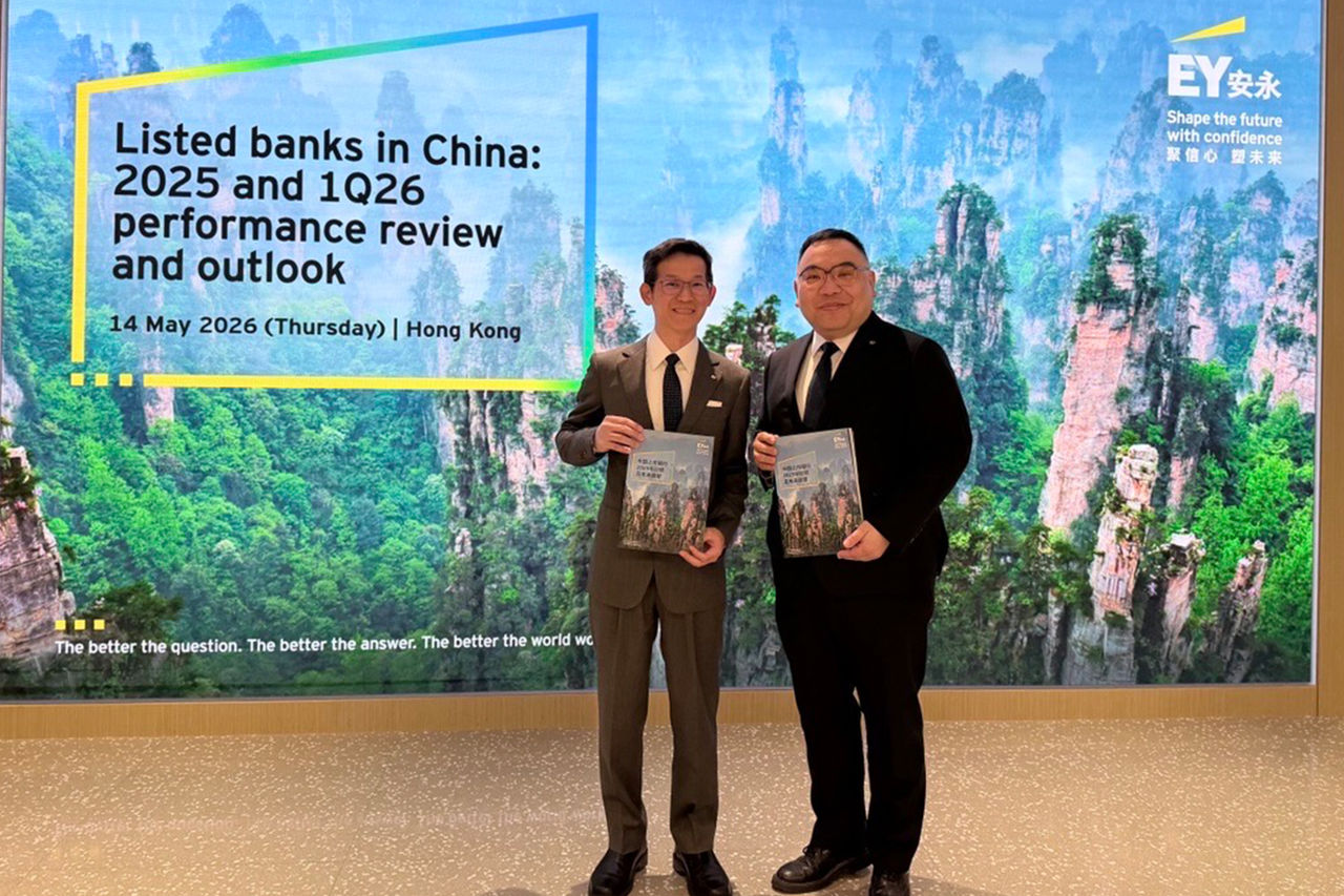 Listed banks in China press conference group photo in Hong Kong