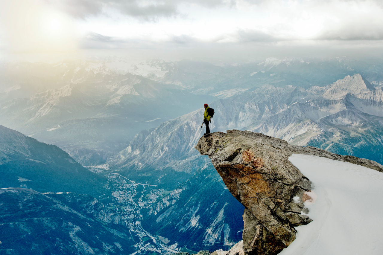 Ein Mann, der am Rand des Berges steht