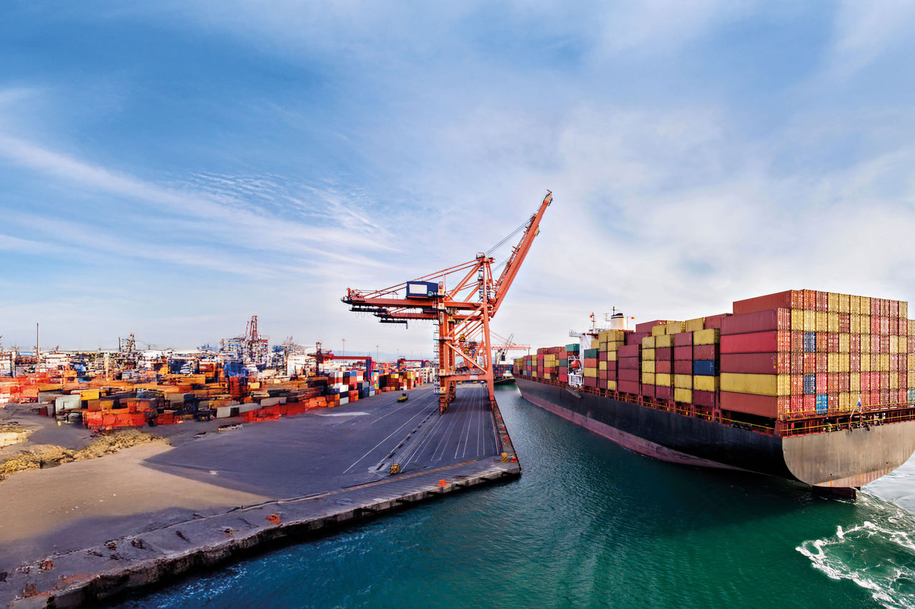 Luftaufnahme eines Frachtschiffs während der Fahrt