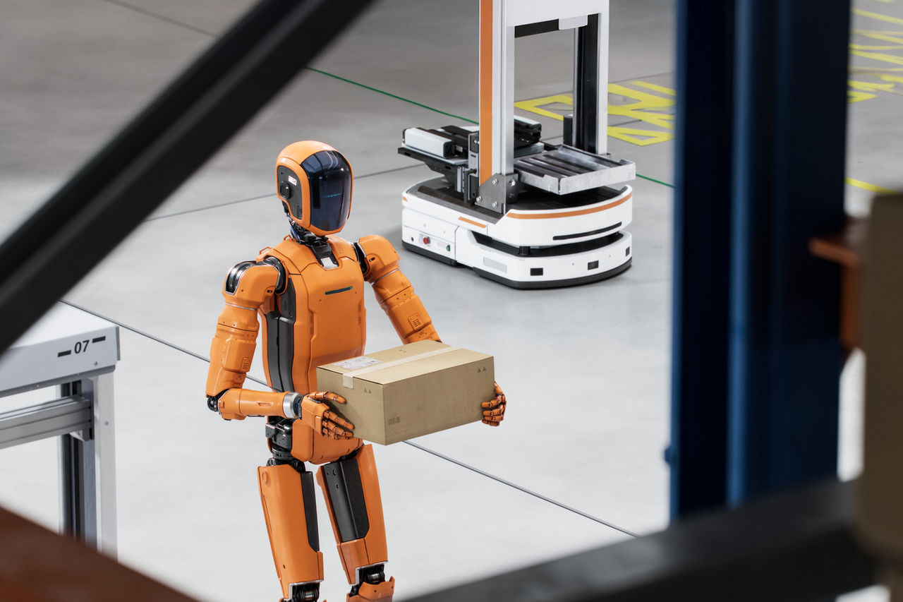 Roboter transportiert Paket in automatisierter Lagerhalle, Symbol für Industrie 4.0 und intelligente Logistik.