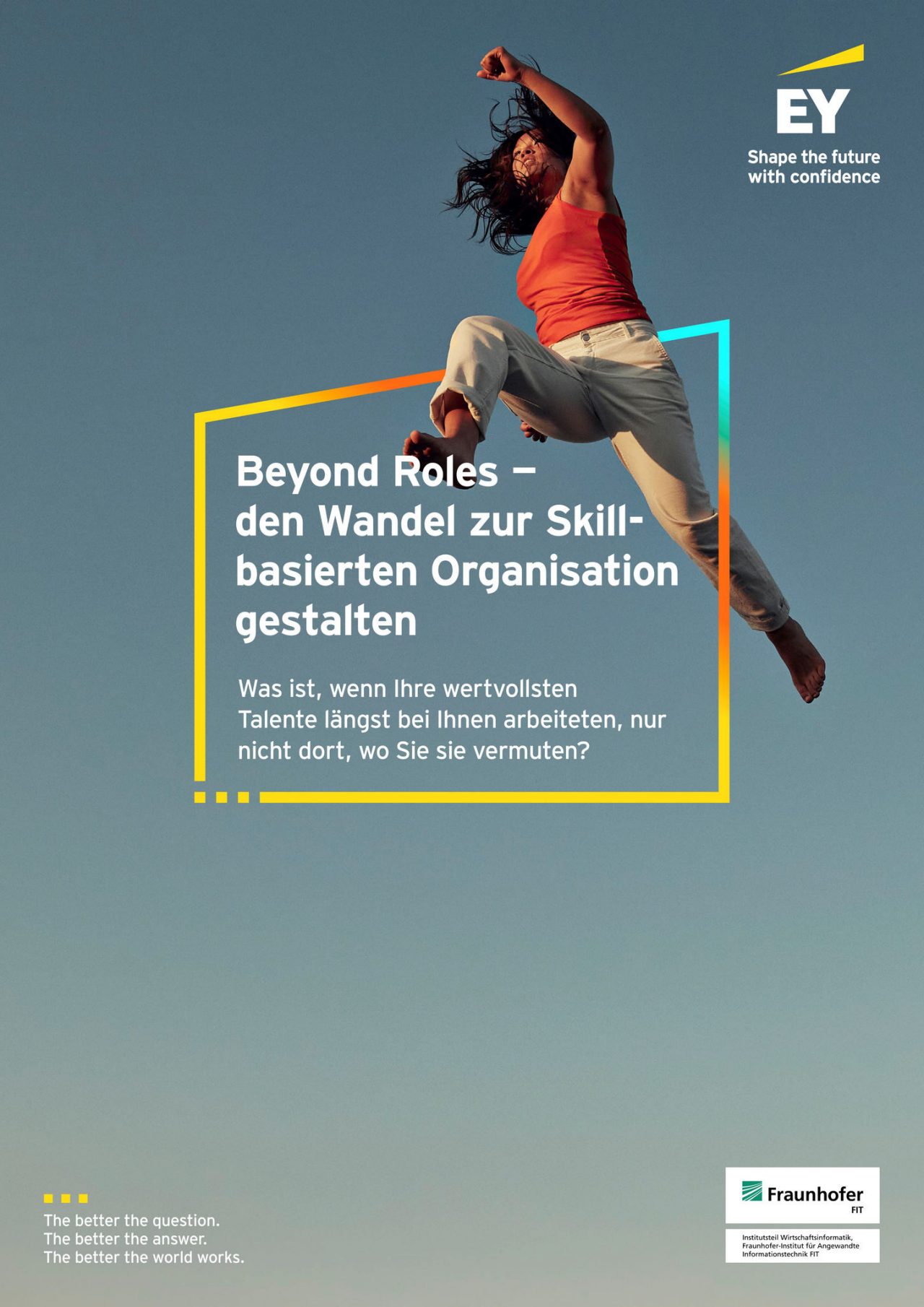 Person springt dynamisch vor blauem Himmel, rotes Oberteil und helle Hose, zeigt Bewegung und Freiheit