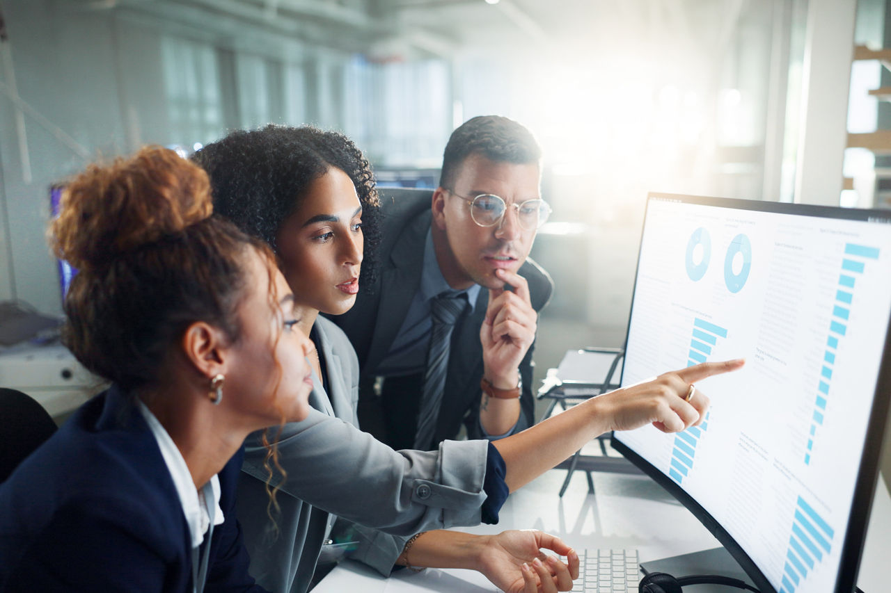 Personen prüfen Analyse-Dashboard mit Diagrammen zur Kostenoptimierung.