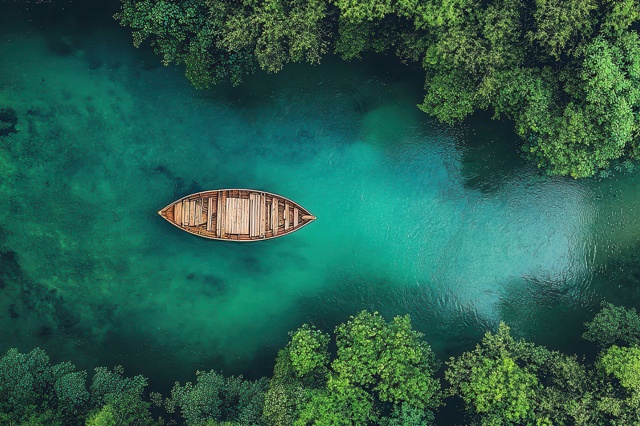 Ein Boot schwebt sanft auf einem grünen Fluss, umgeben von üppiger Vegetation