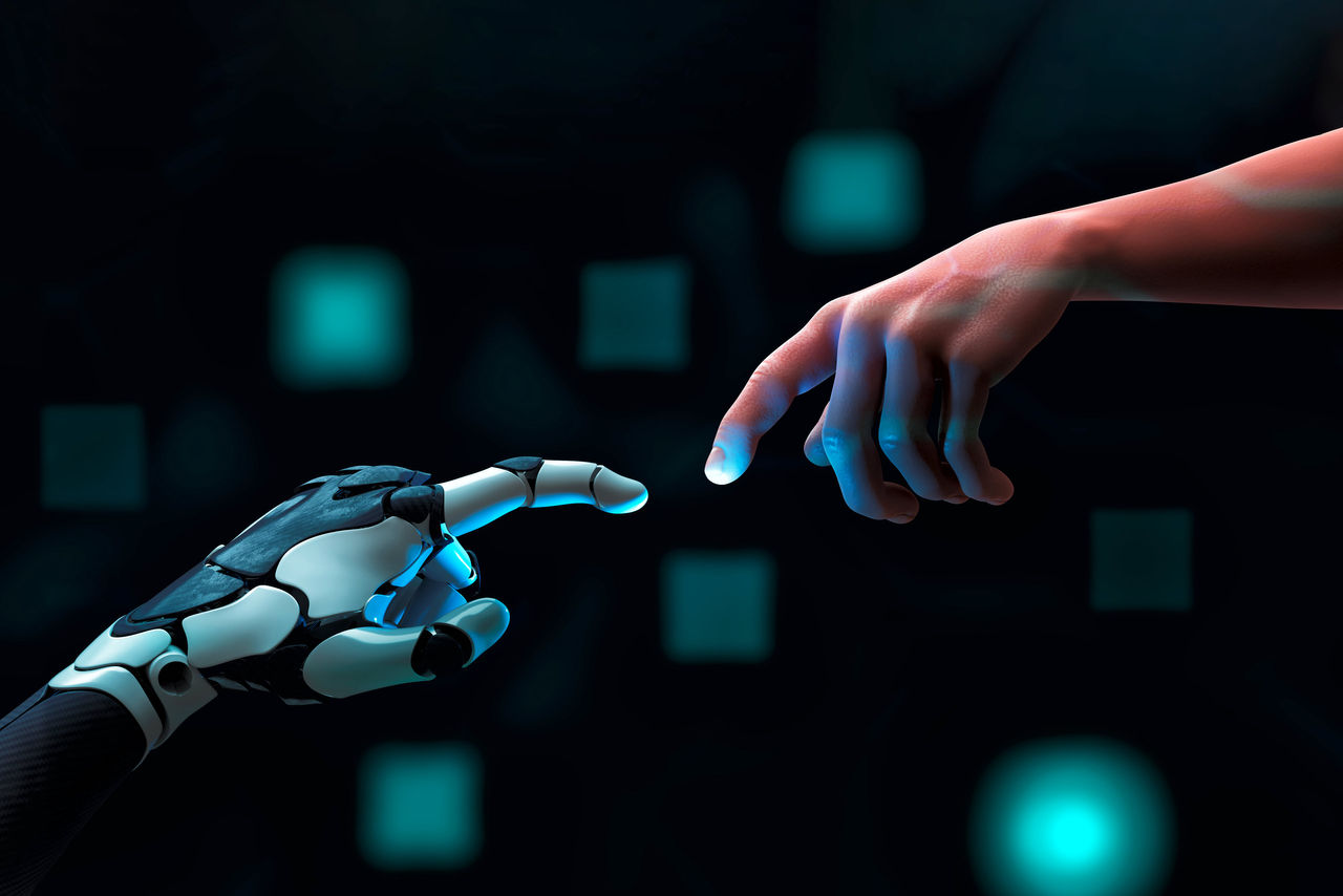 Eine Roboterhand ist bereit, eine menschliche Hand zu berühren und stellt die Schnittstelle zwischen Robotik und menschlicher Verbindung dar