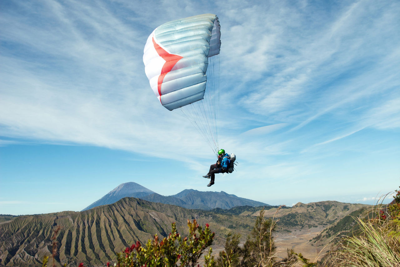 ey-paraplane-in-the-sky