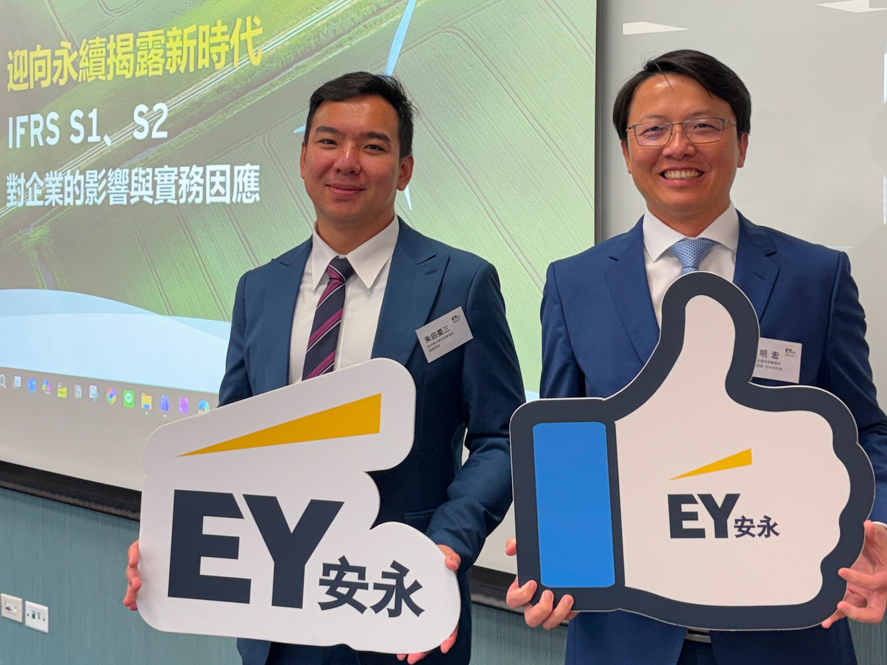 一艘大型貨櫃船從港口的橋下通過